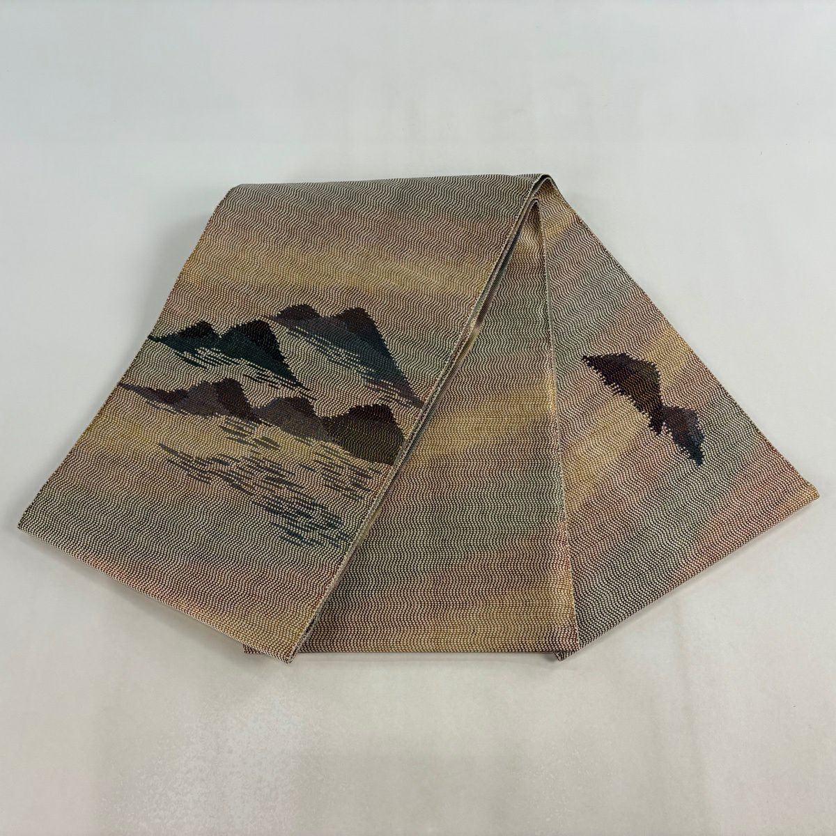 【美品】 袋帶 逸品級 落款あり 証紙あり 共箱附帶 本場筑前博多織 匠織 永野和年 山峦 霞 金金箔 淺茶 細帶圖案 純蠶絲