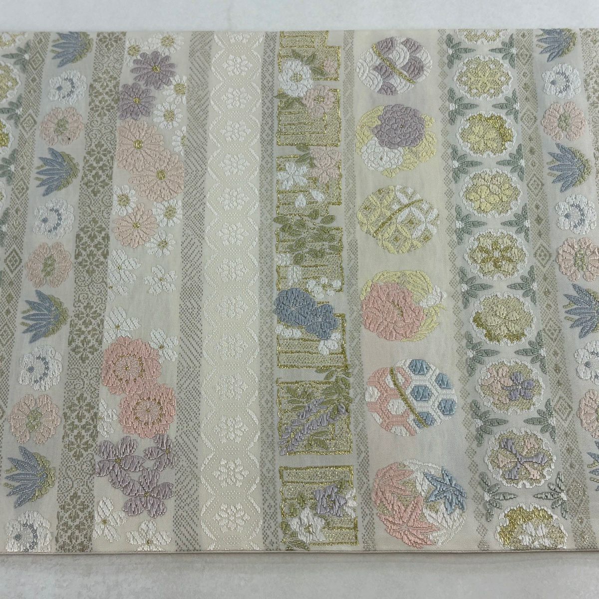 【美品】 袋帶 逸品級 唐織百撰 草花紋紋 有職文樣 金絲 金金箔 奶油色 六通 純蠶絲