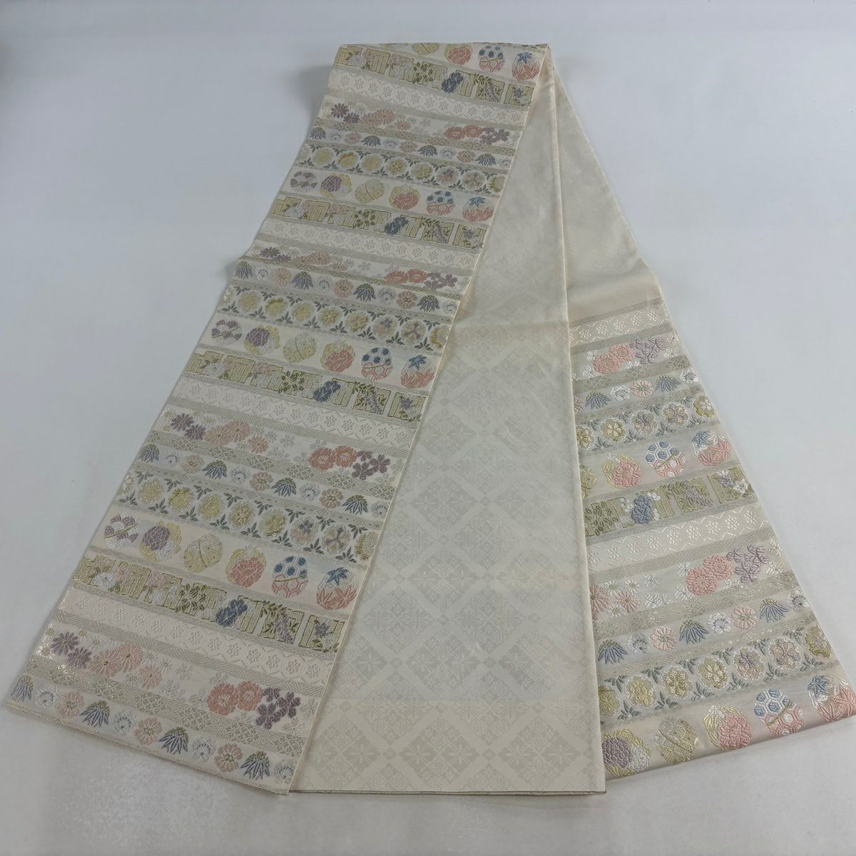 【美品】 袋帶 逸品級 唐織百撰 草花紋紋 有職文樣 金絲 金金箔 奶油色 六通 純蠶絲