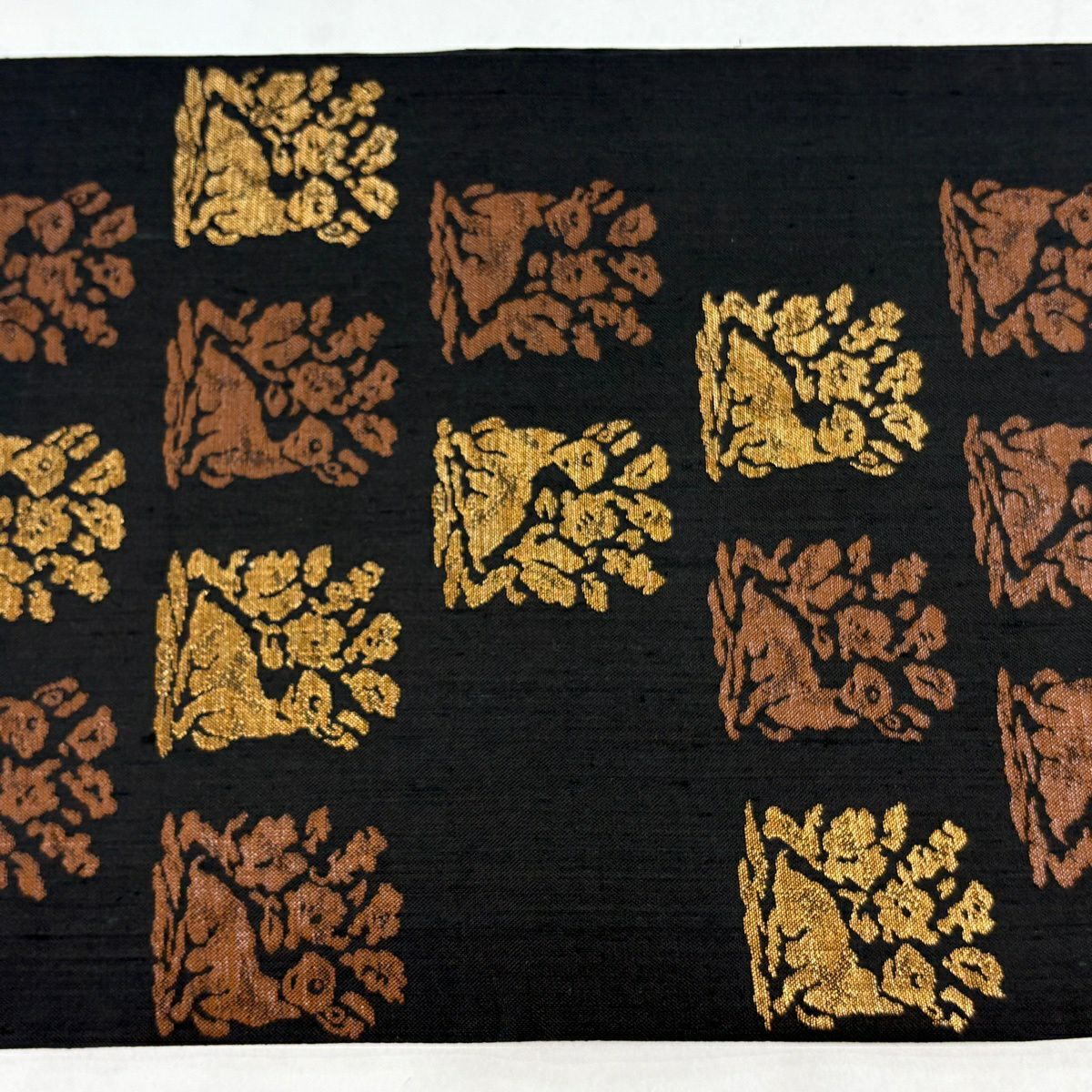 【美品】 袋帶 逸品級 紬織織 花兔 金絲 金金箔 墨色 大鼓圖案 純蠶絲