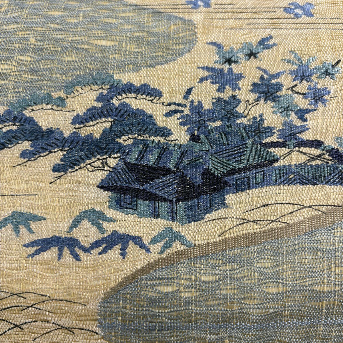 【美品】 袋帶 秀品級 家屋 松樹竹子梅花 米色 大鼓圖案 純蠶絲