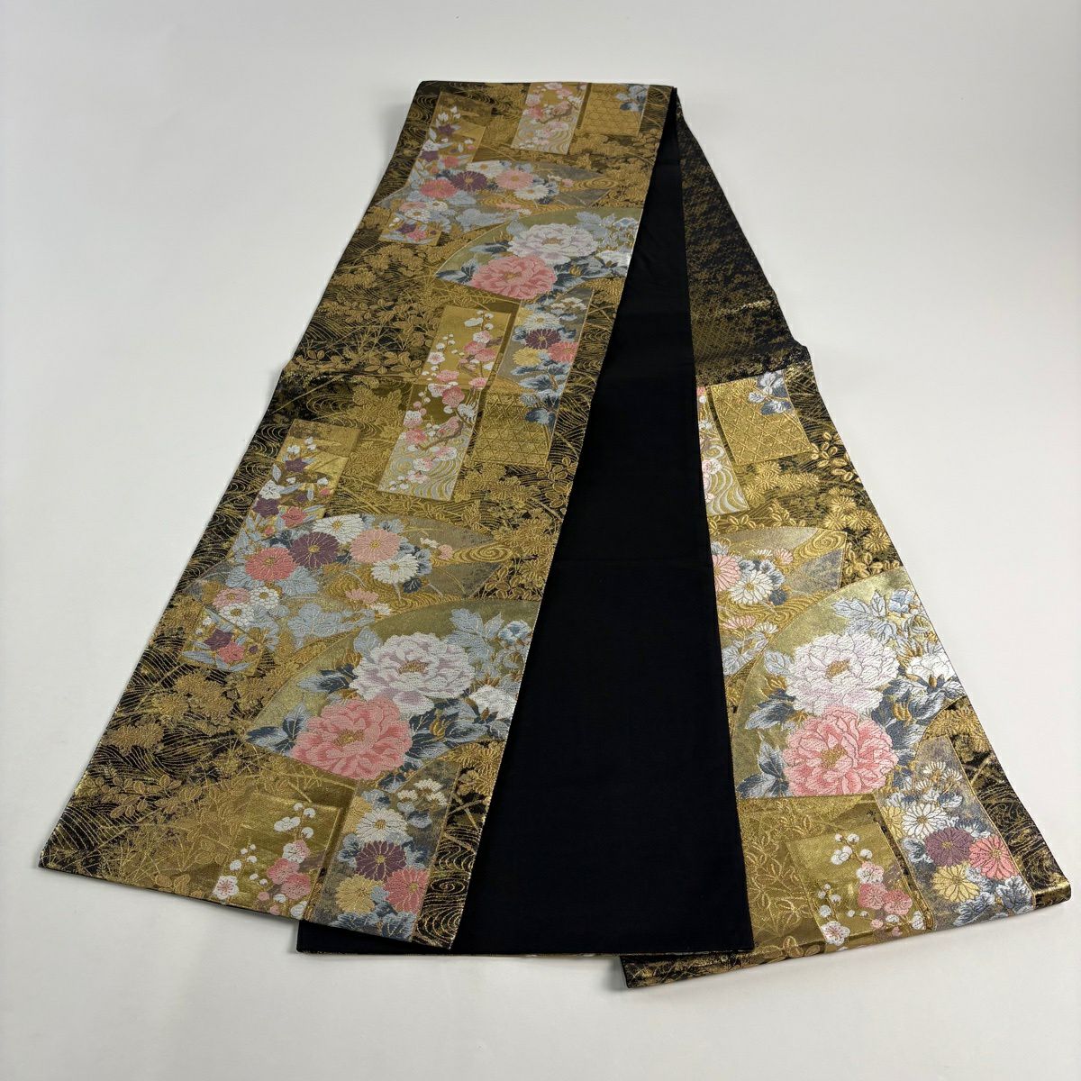 【美品】 袋帶 秀品級 扇子面 牡丹 唐織 金金箔 金色 六通 純蠶絲