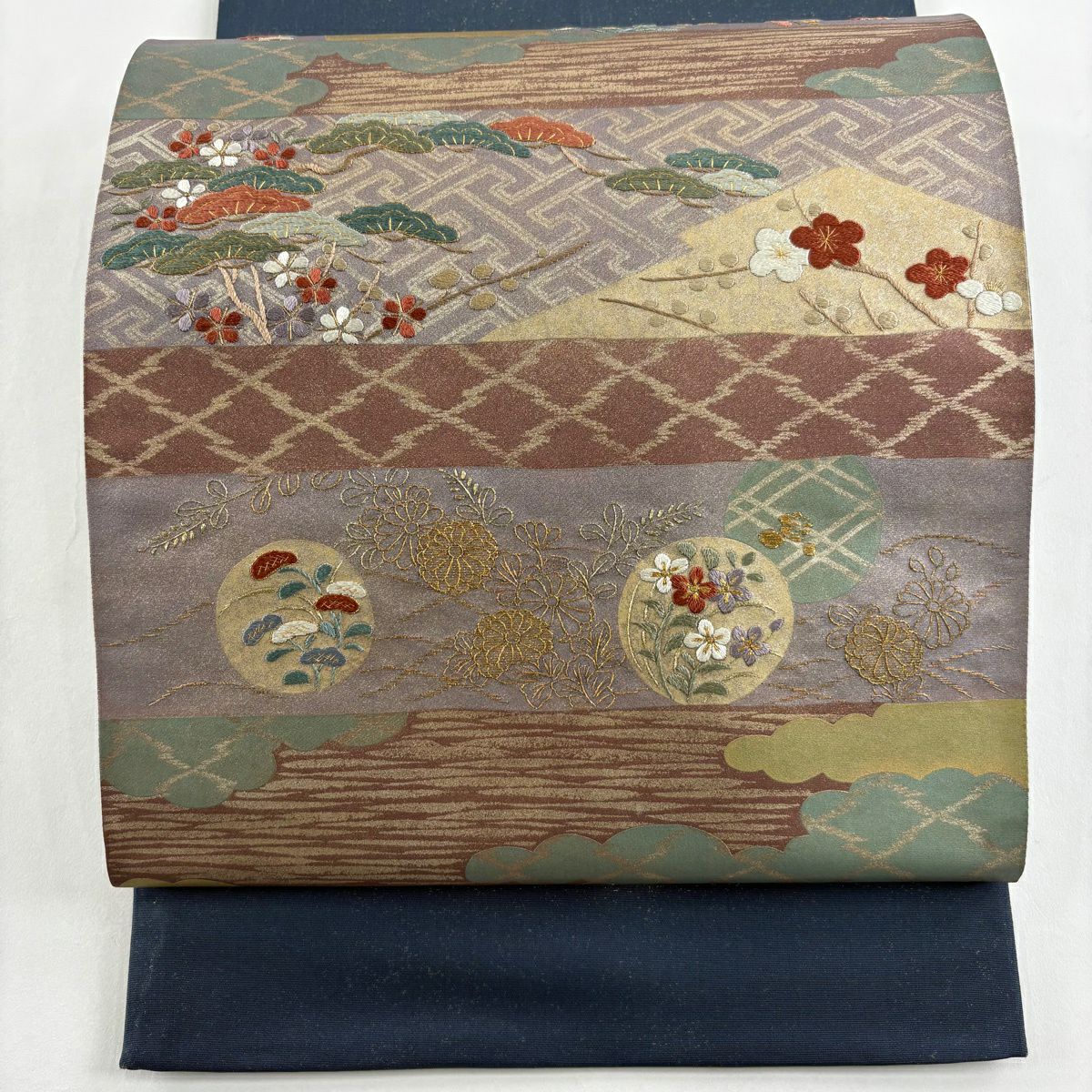 【美品】 袋帶 秀品級 草花紋 松樹 刺繡 金彩裝飾 灰紫 お太鼓柄 純蠶絲