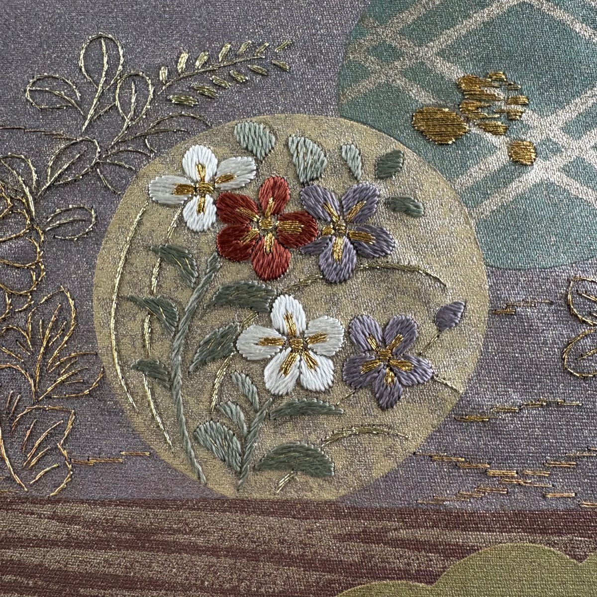 【美品】 袋帶 秀品級 草花紋 松樹 刺繡 金彩裝飾 灰紫 お太鼓柄 純蠶絲