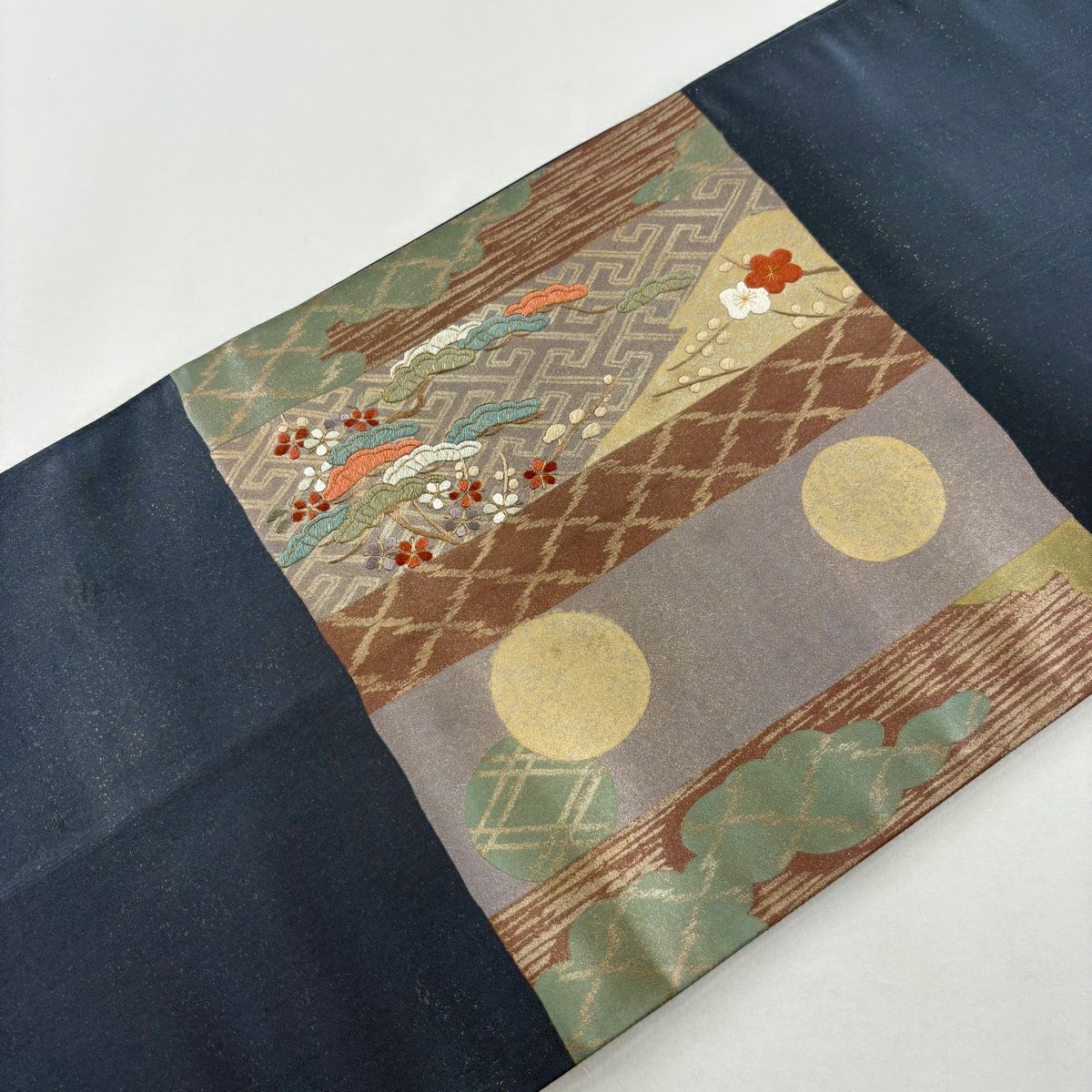 【美品】 袋帶 秀品級 草花紋 松樹 刺繡 金彩裝飾 灰紫 お太鼓柄 純蠶絲