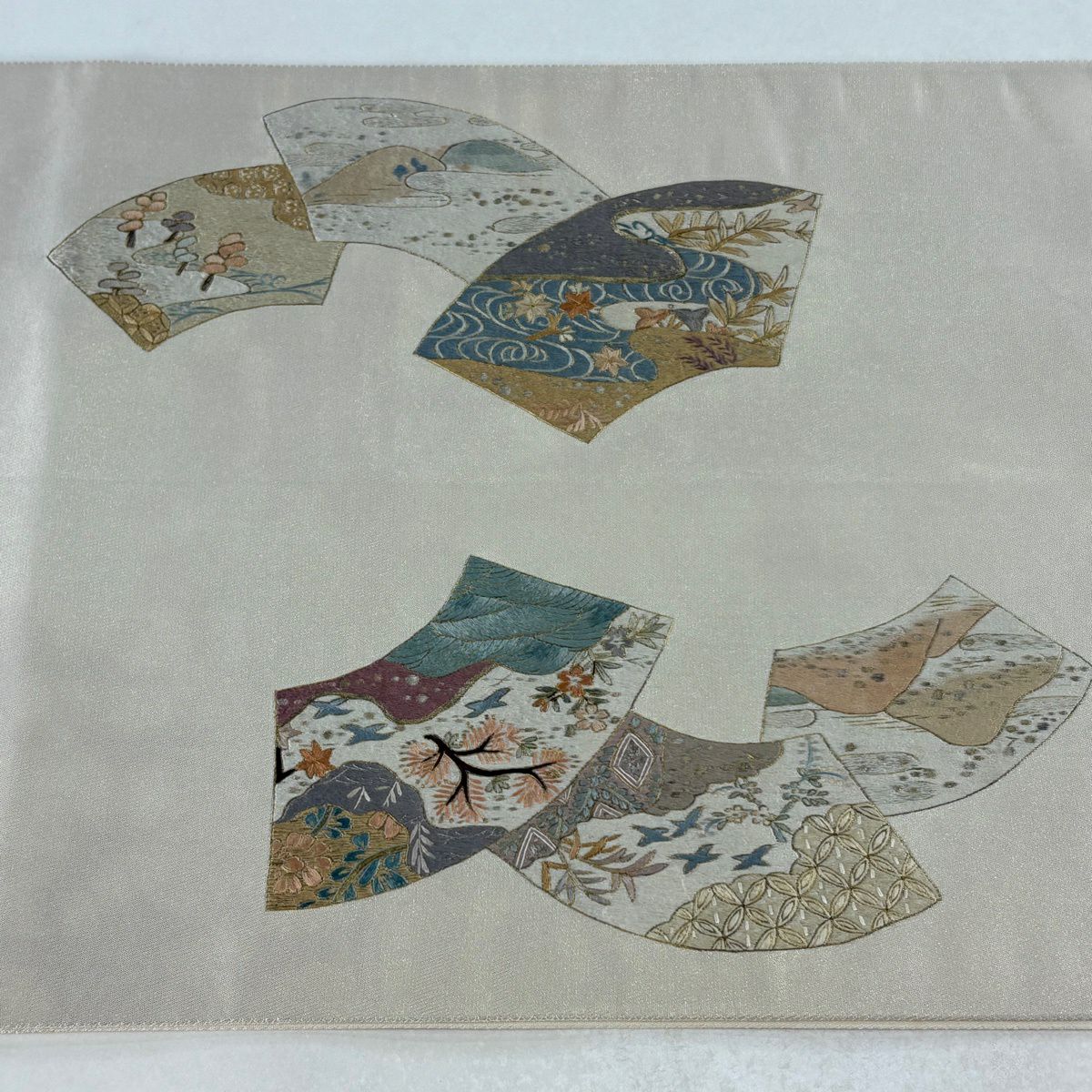 袋帶 逸品級 蒋雪英 落款 鈴乃屋 扇子面 草花紋 蘇州刺繡 金絲 奶油色 大鼓圖案 純蠶絲