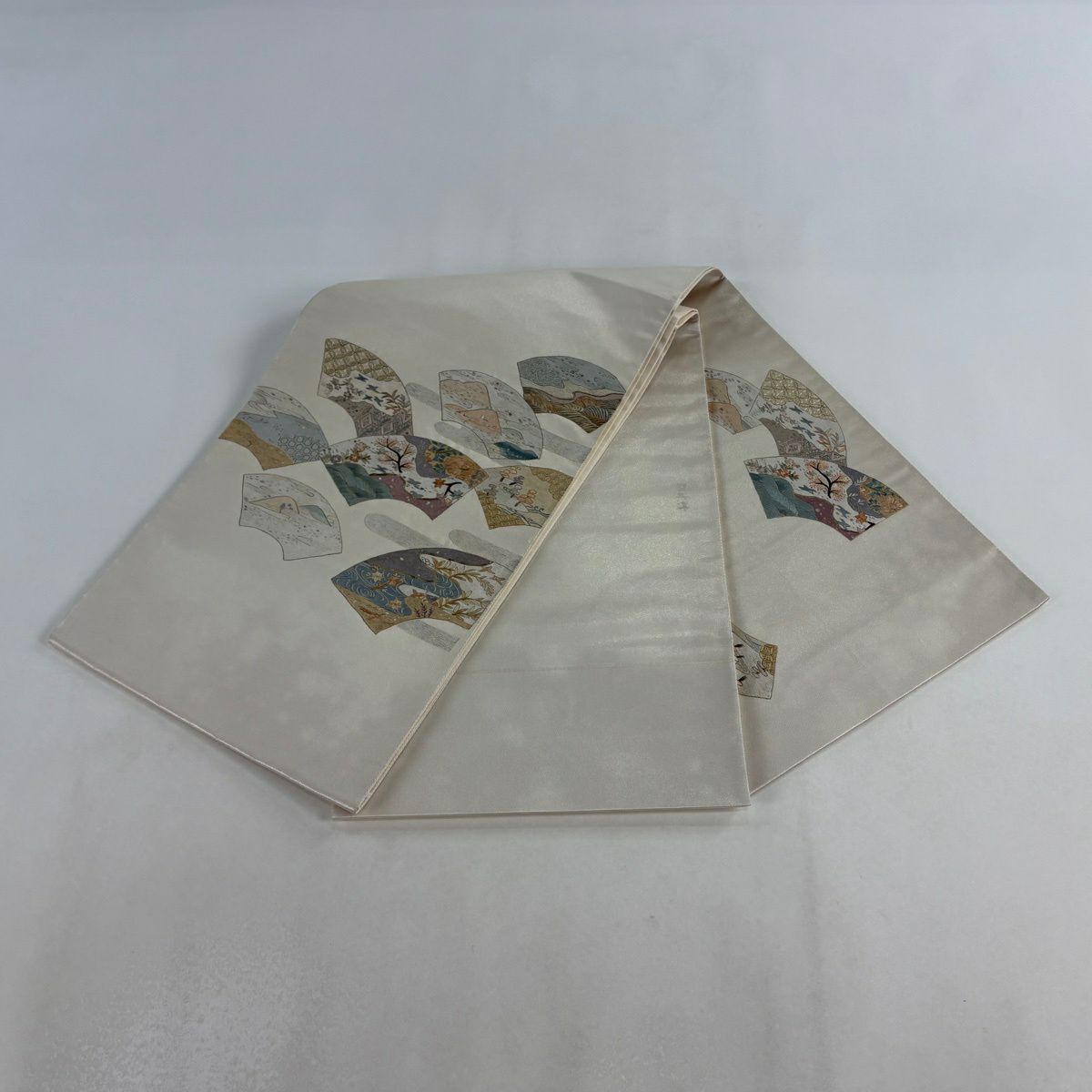 袋帶 逸品級 蒋雪英 落款 鈴乃屋 扇子面 草花紋 蘇州刺繡 金絲 奶油色 大鼓圖案 純蠶絲