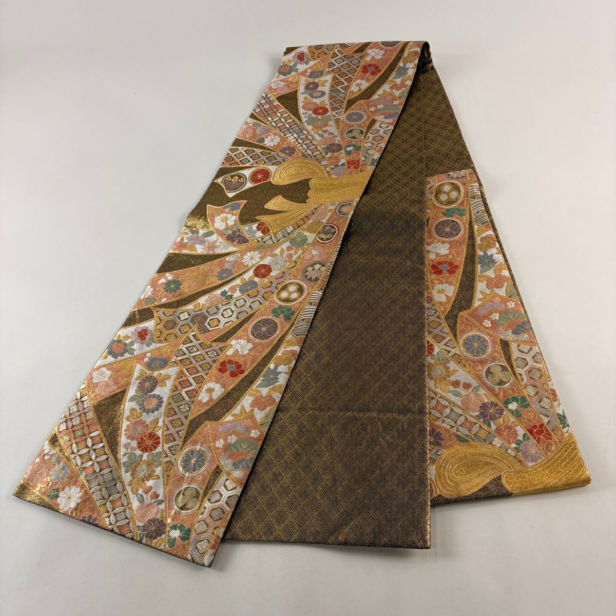 【美品】 袋帶 秀品級 振袖禮服禮服用 束捲熨斗紋 草花紋紋 金銀彩 金金箔 金色 六通 純蠶絲