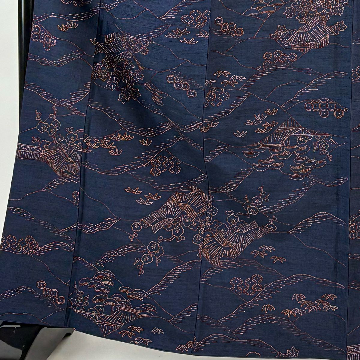 【美品】 小紋 身長166.5cm 袖長67cm M 雙層 松樹竹子梅花 家屋 刺繡 紬織織 深藍 純蠶絲 名品級