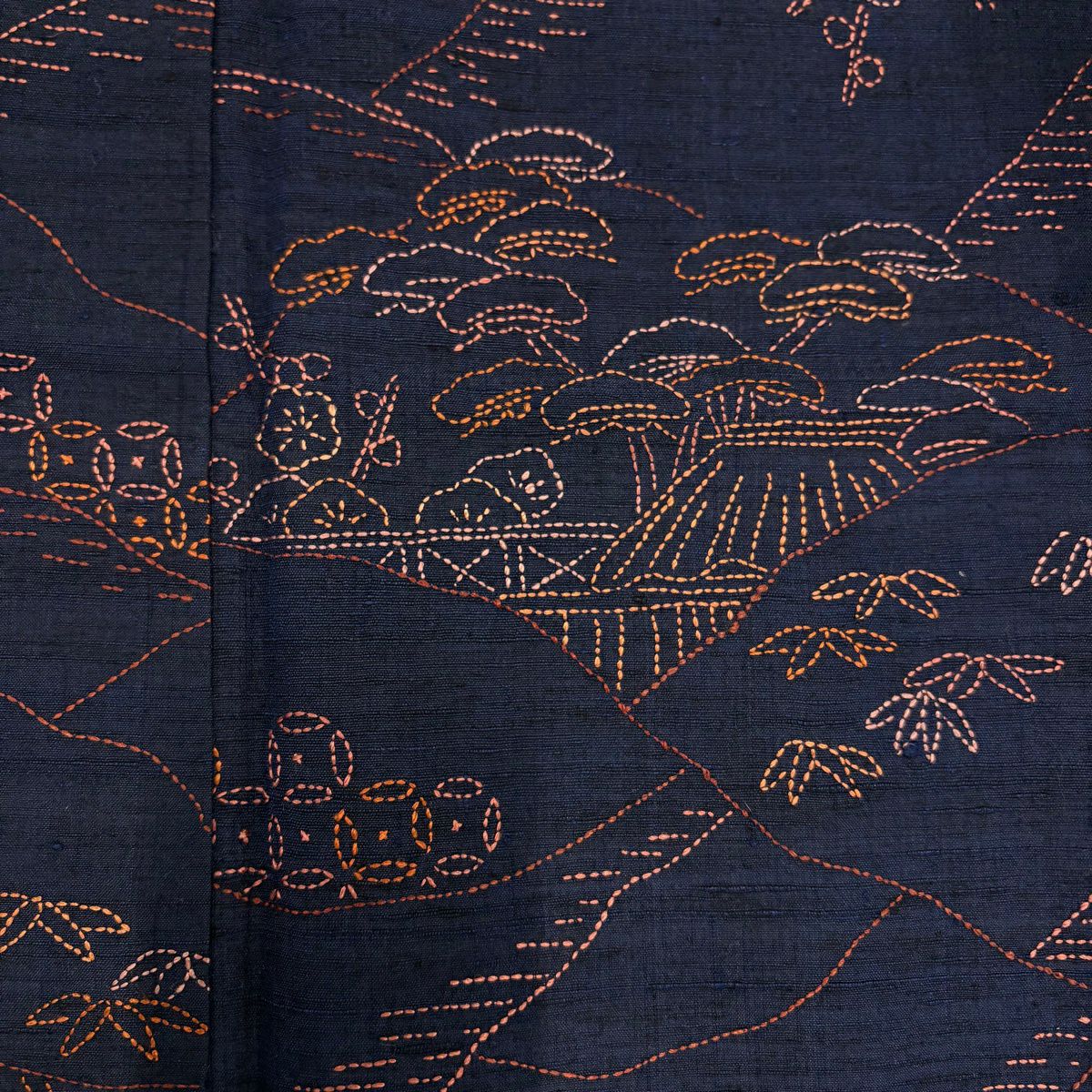 【美品】 小紋 身長166.5cm 袖長67cm M 雙層 松樹竹子梅花 家屋 刺繡 紬織織 深藍 純蠶絲 名品級