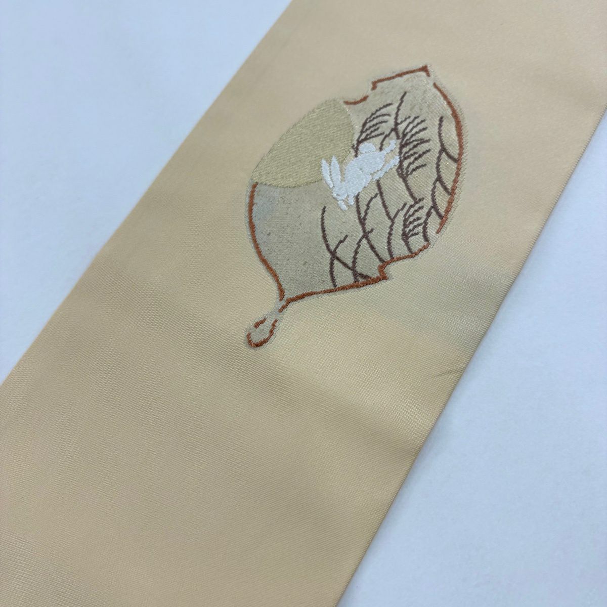 【美品】 名古屋帶 名品級 兔子 葉子圖案 金金箔 金絲 淺橙色 純蠶絲