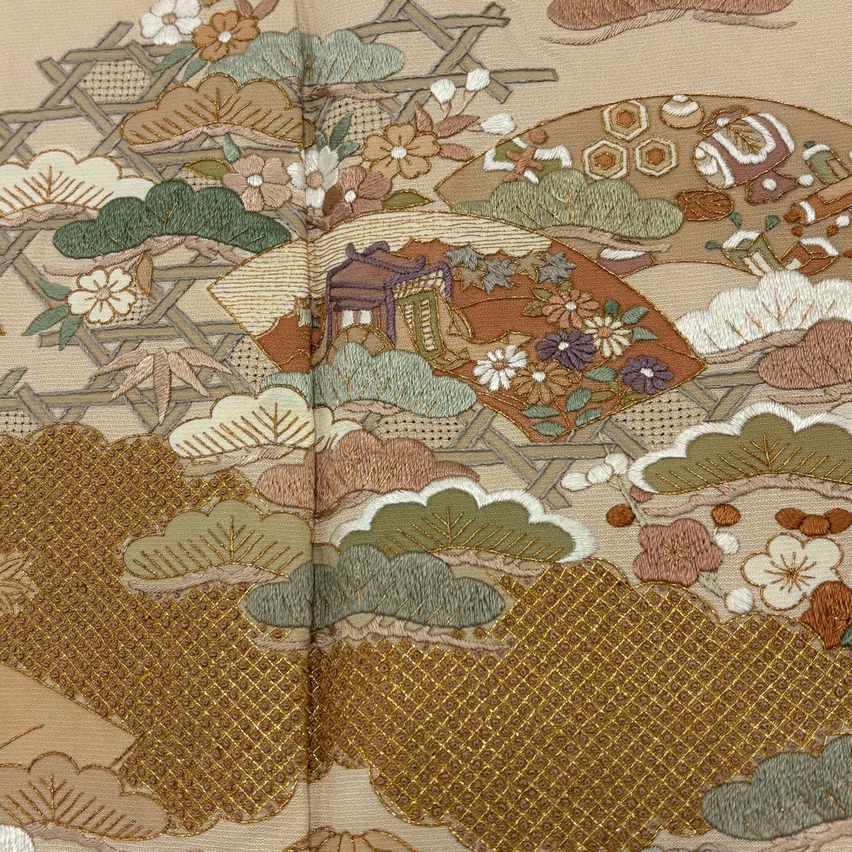 色留袖禮服 身長163cm 袖長67.5cm L 雙層 松樹竹子梅花 扇子面 刺繡 金線 米色 純蠶絲 秀品級 一個紋