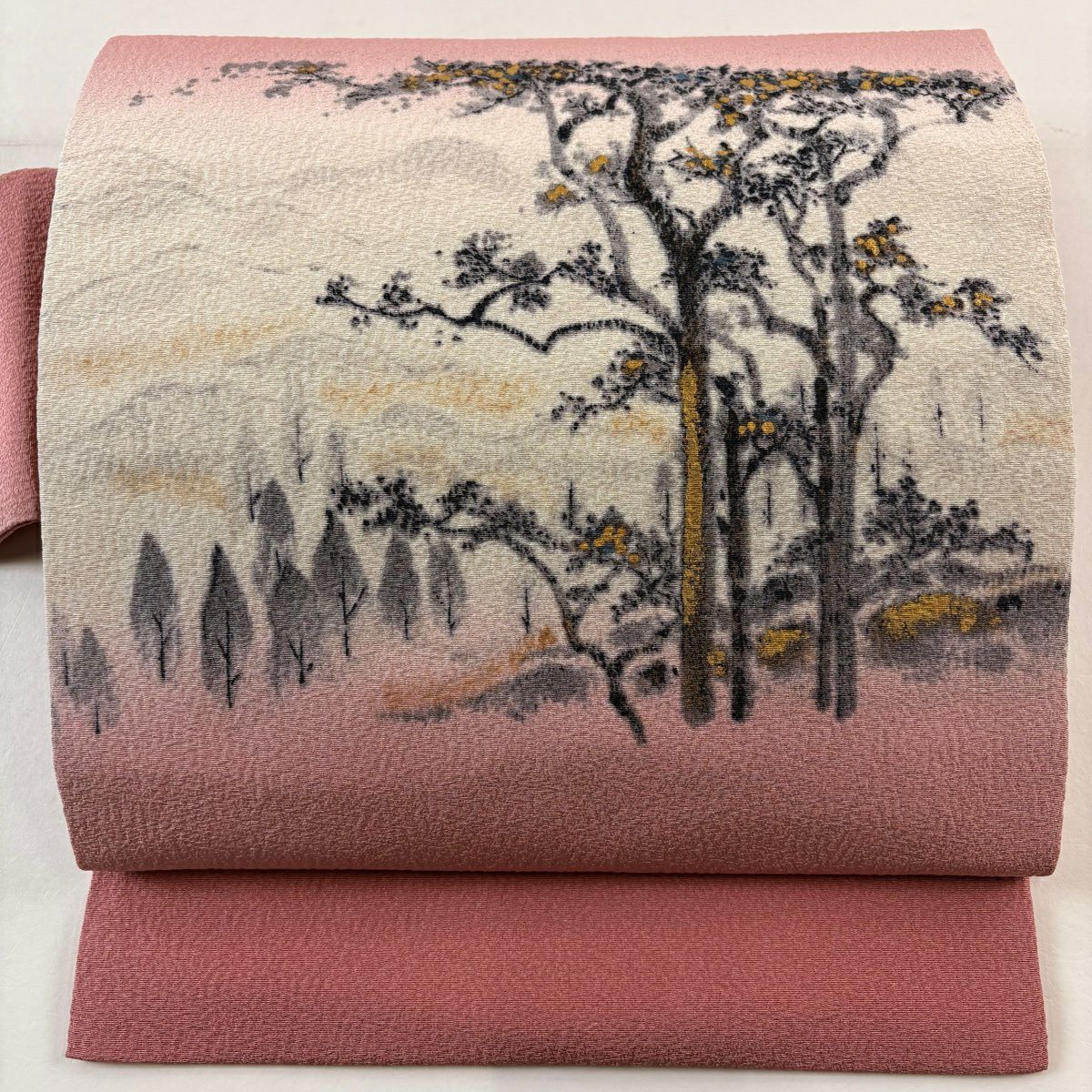 【美品】 名古屋帶 秀品級 落款有 山科春宣 樹木 山並 金銀彩 漸層 粉紅 純蠶絲