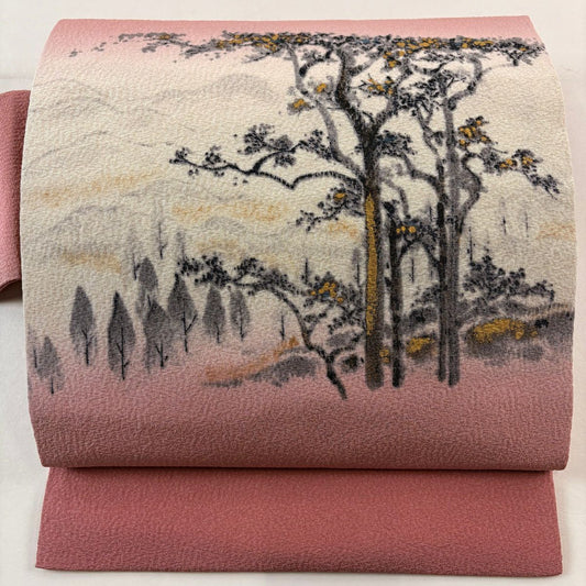 【美品】 名古屋帶 秀品級 落款有 山科春宣 樹木 山並 金銀彩 漸層 粉紅 純蠶絲