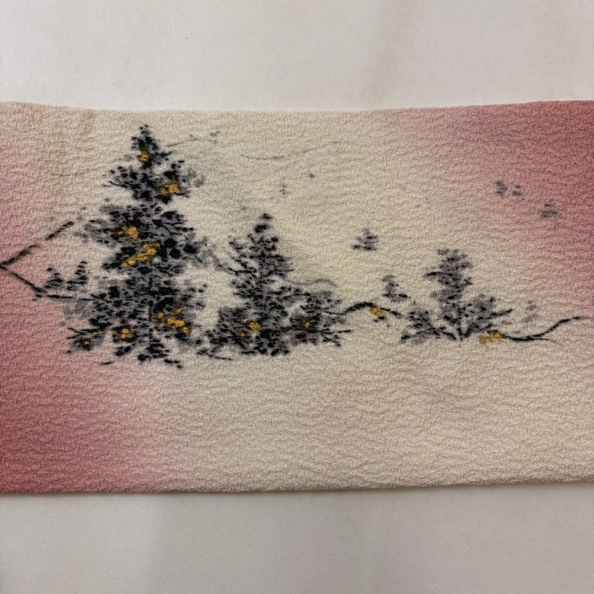【美品】 名古屋帶 秀品級 落款有 山科春宣 樹木 山並 金銀彩 漸層 粉紅 純蠶絲