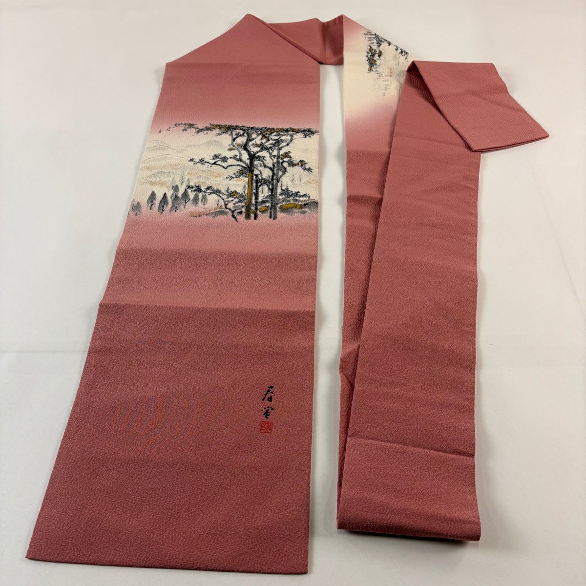 【美品】 名古屋帶 秀品級 落款有 山科春宣 樹木 山並 金銀彩 漸層 粉紅 純蠶絲