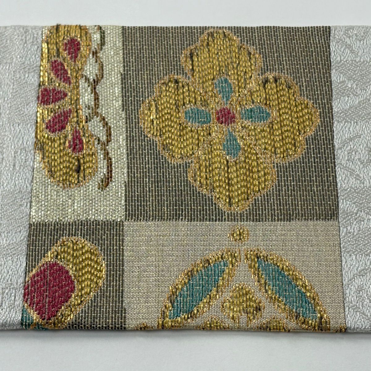 【美品】 名古屋帶 逸品級 誉田屋源兵衛 附共箱 花菱 松樹 金銀彩 灰色 純蠶絲