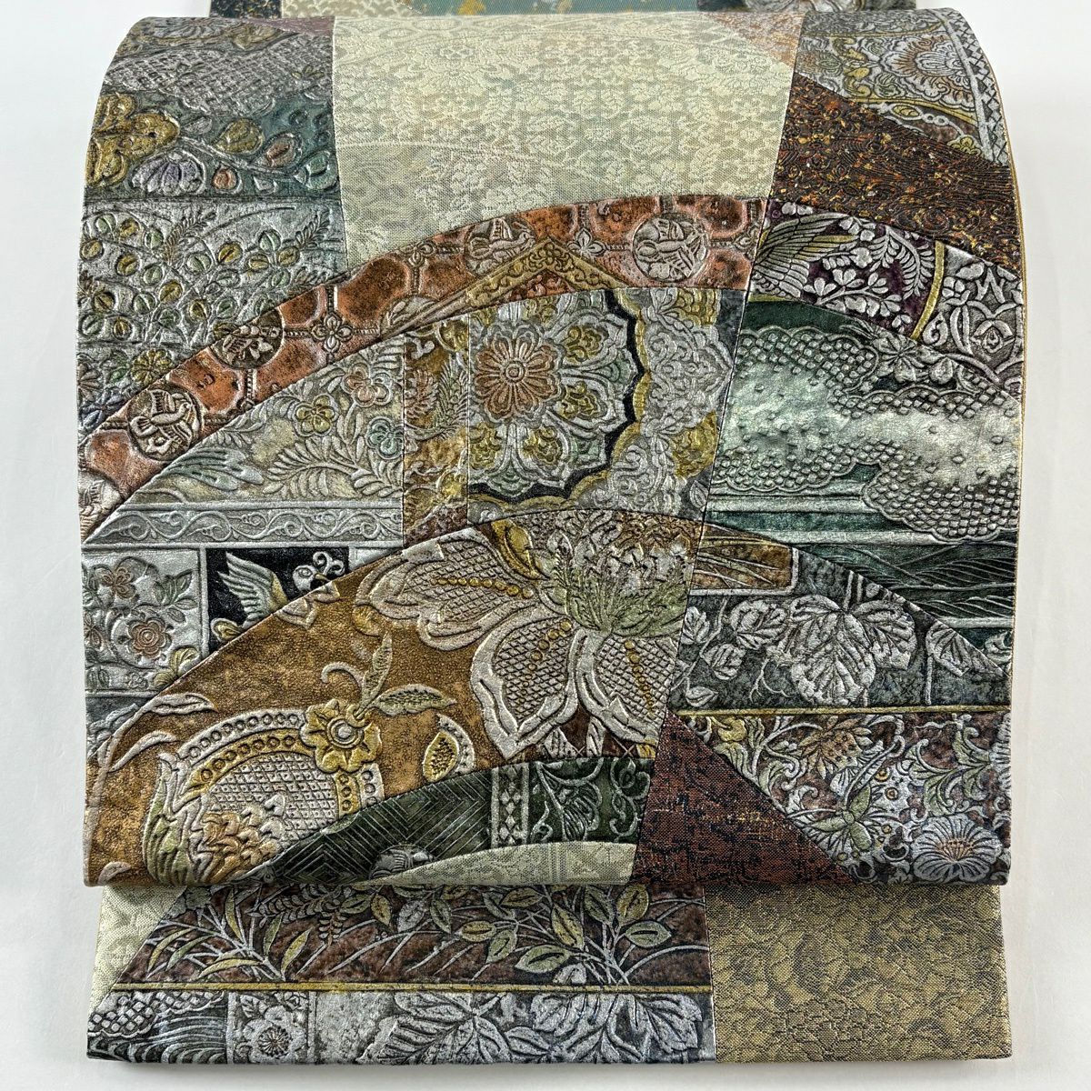 【美品】 袋帶 逸品級 草花紋 幾何學圖案 銀線 金銀彩 米色 大鼓圖案 純蠶絲