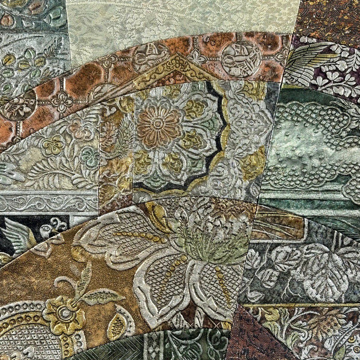 【美品】 袋帶 逸品級 草花紋 幾何學圖案 銀線 金銀彩 米色 大鼓圖案 純蠶絲