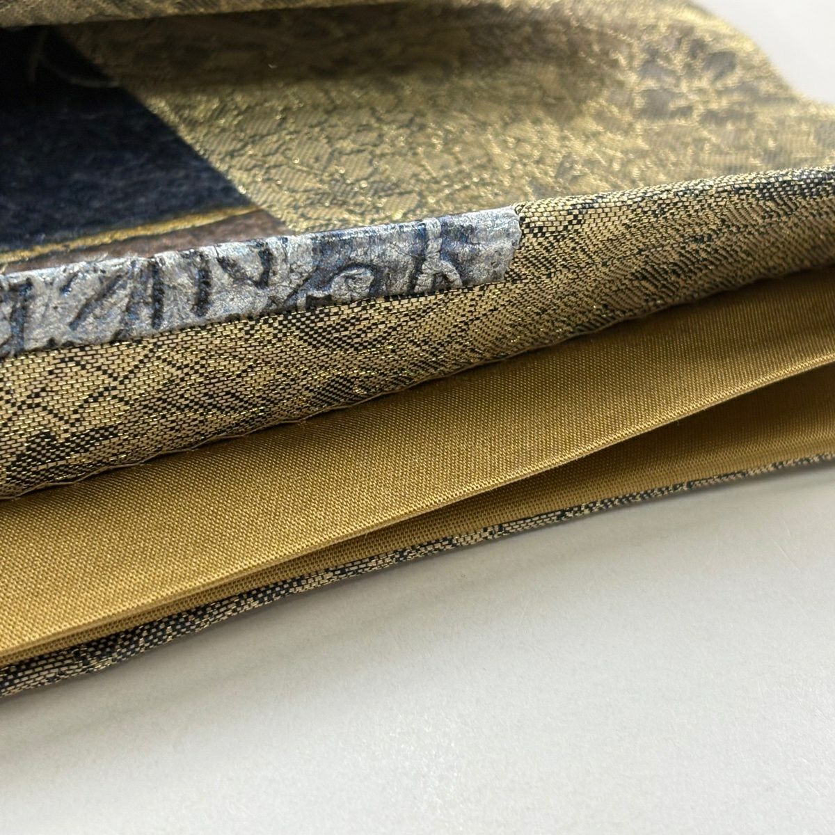 【美品】 袋帶 逸品級 草花紋 幾何學圖案 銀線 金銀彩 米色 大鼓圖案 純蠶絲