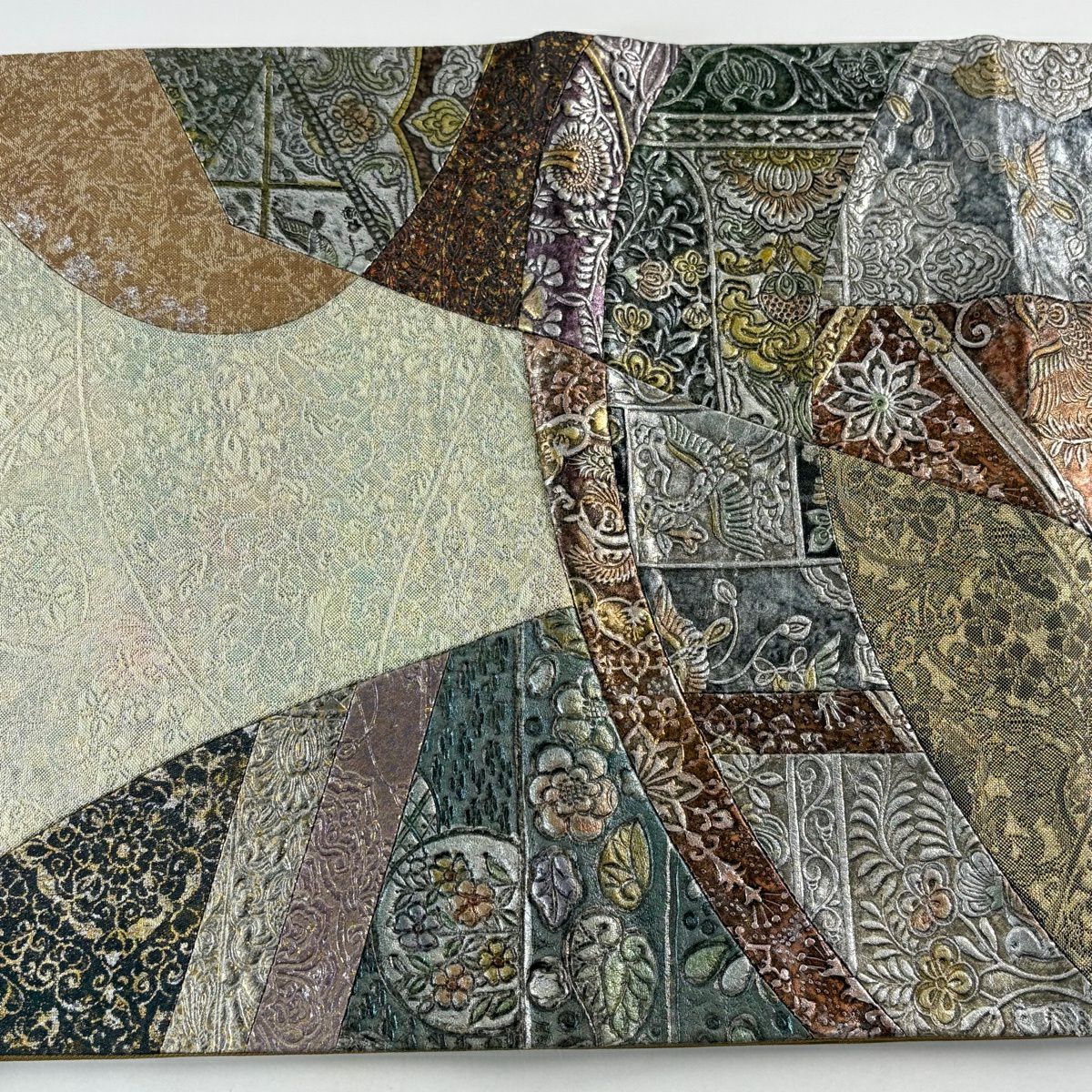【美品】 袋帶 逸品級 草花紋 幾何學圖案 銀線 金銀彩 米色 大鼓圖案 純蠶絲