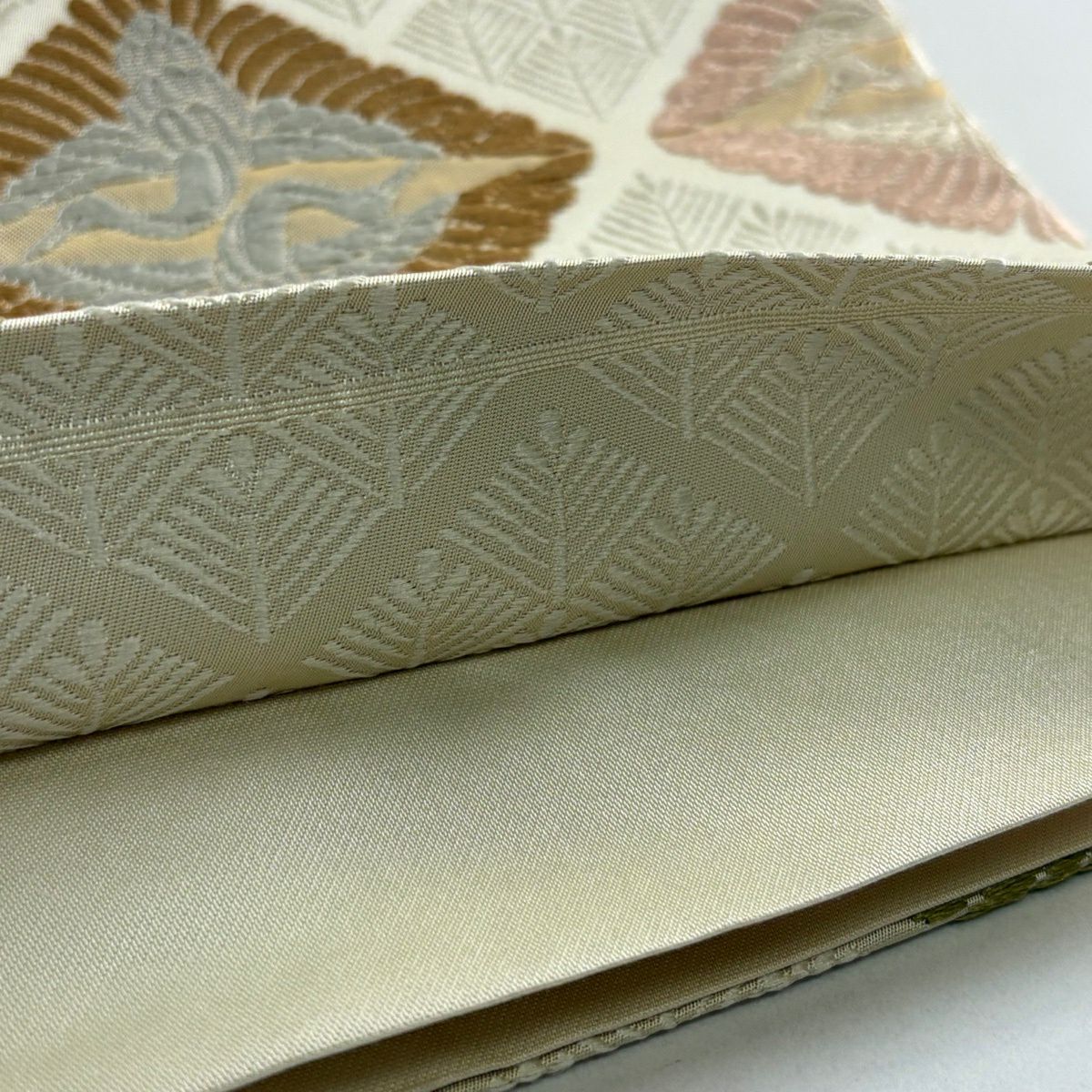 【美品】 袋帶 逸品級 松樹菱取向仙鶴紋 松樹菱 金絲 金金箔 米色 六通 純蠶絲
