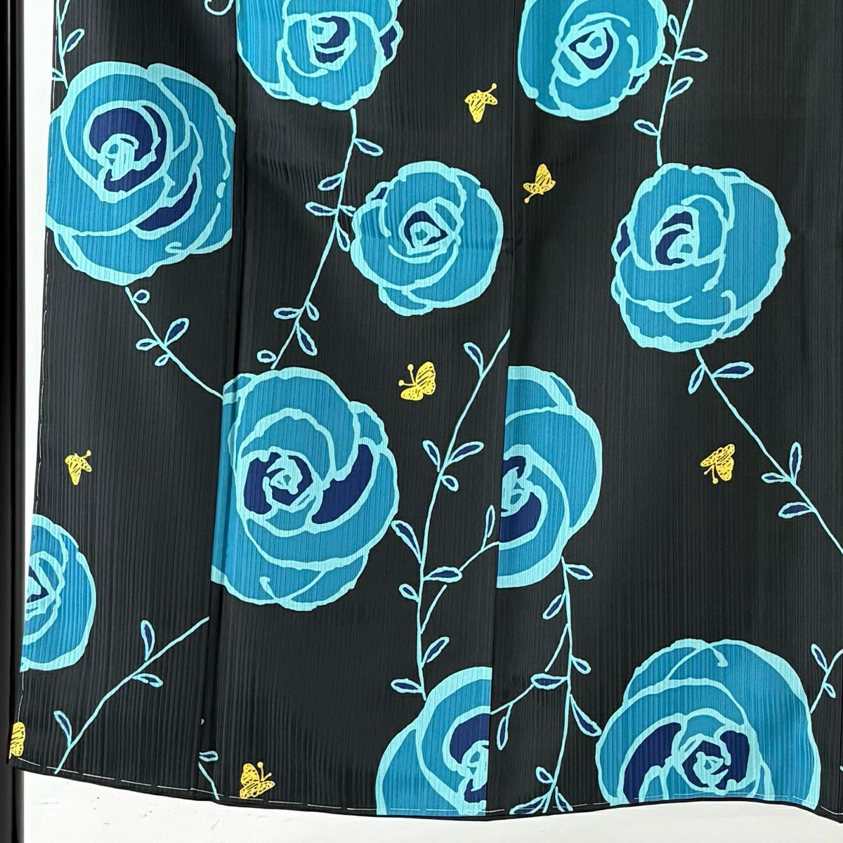 【美品】 小紋 身長152.5cm 袖長66cm M 雙層 想屋 やまと 薔薇 蝶 墨 黑 化纖 逸品級