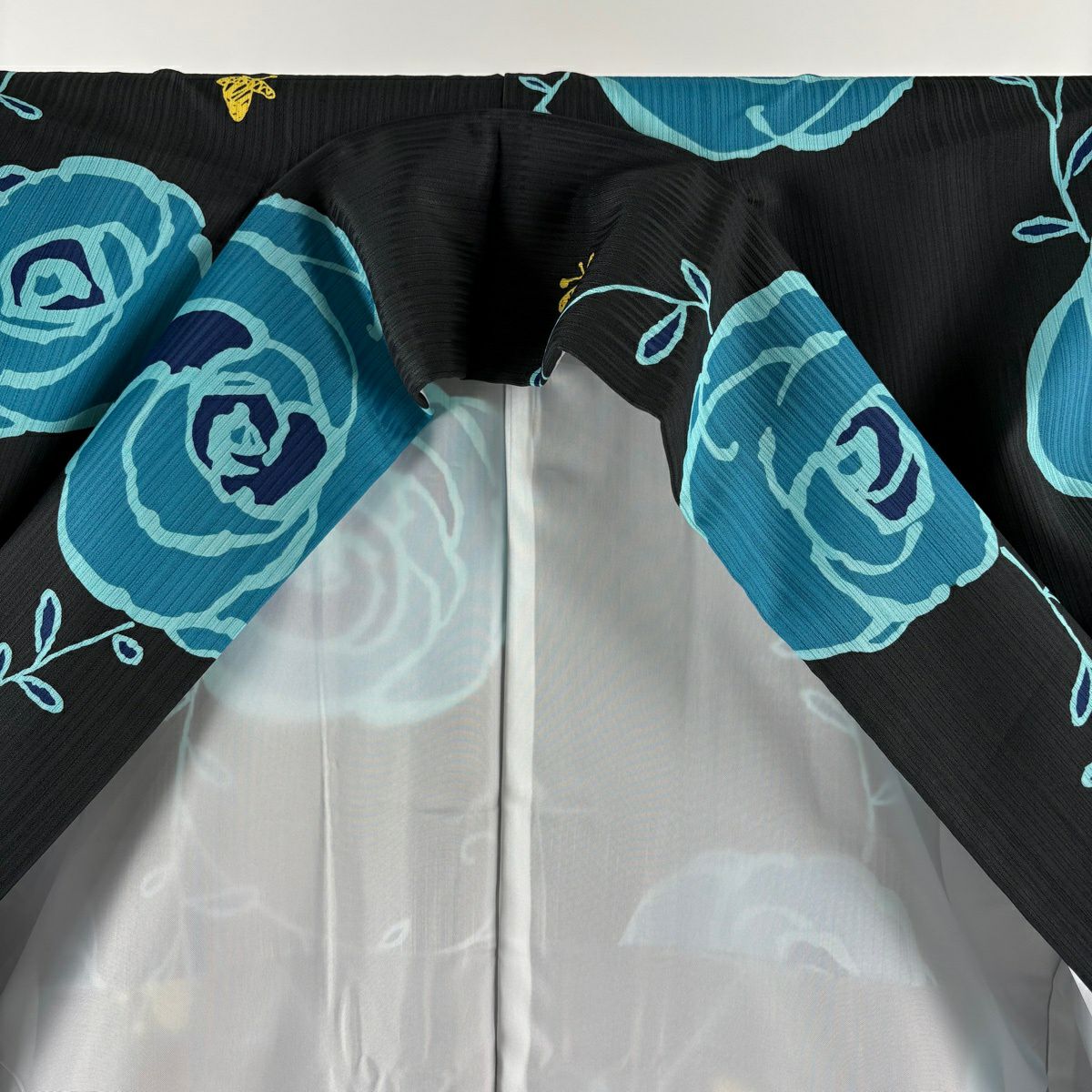 【美品】 小紋 身長152.5cm 袖長66cm M 雙層 想屋 やまと 薔薇 蝶 墨 黑 化纖 逸品級