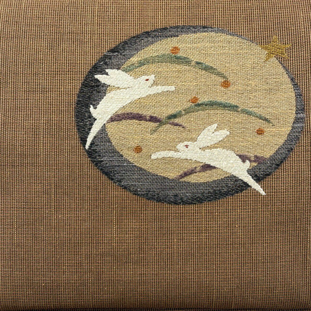 【美品】 開口名古屋帶 逸品級 しょうざん 落款あり 兔子 露芝 刺繡 金線 茶 純蠶絲