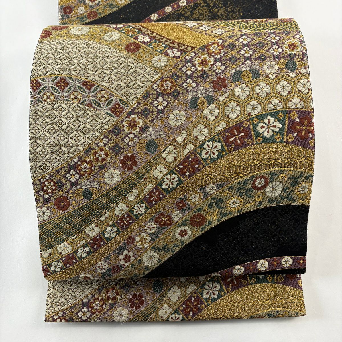 【美品】 袋帶 秀品級 草花紋紋 有職文樣 金絲 金金箔 黑 六通 純蠶絲