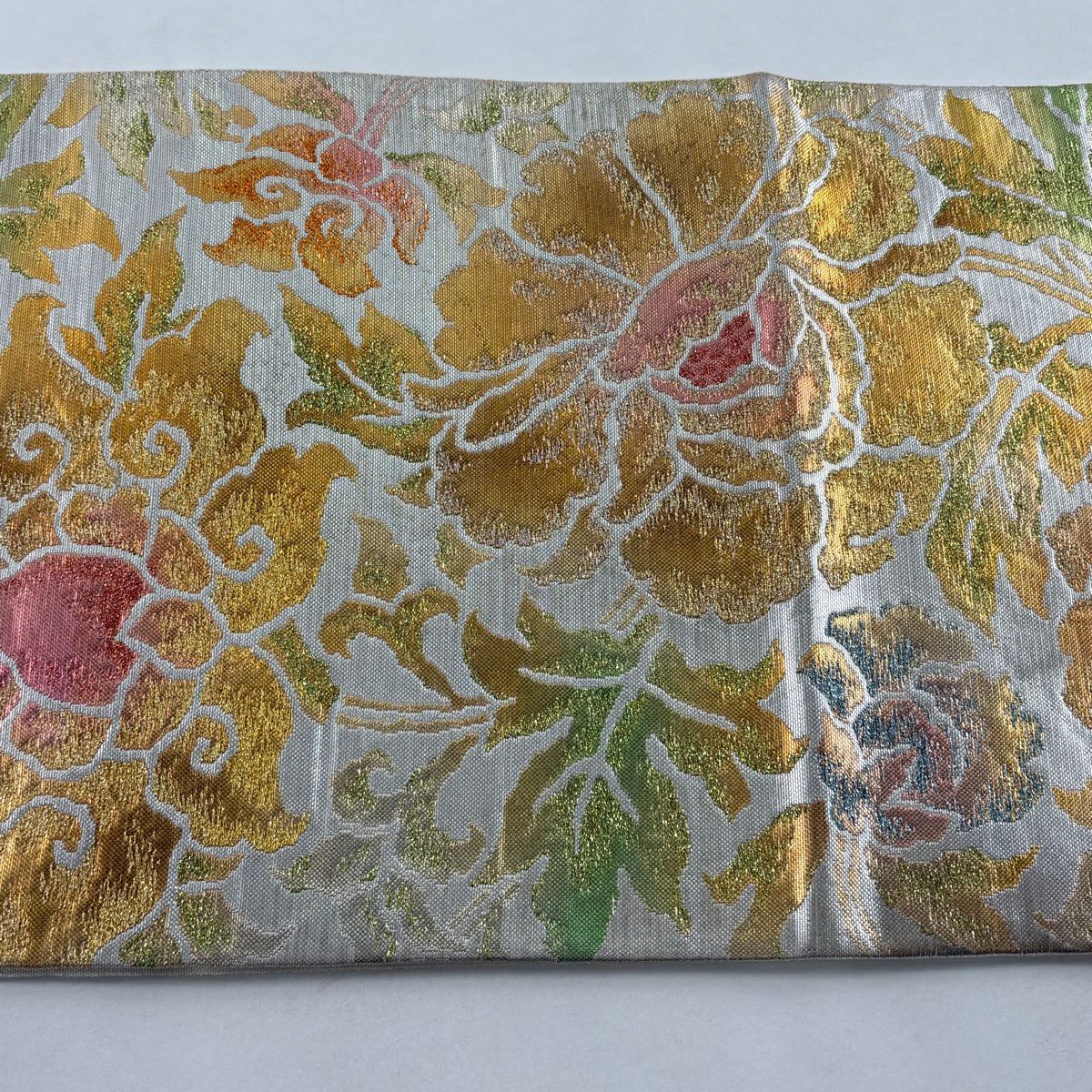 【美品】 袋帶 逸品級 龍村平藏 落款あり 關西裁縫 牡丹唐草紋 金金箔 銀色 お太鼓柄 純蠶絲