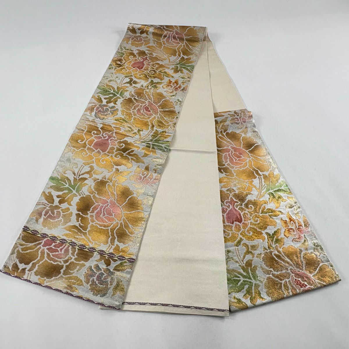 【美品】 袋帶 逸品級 龍村平藏 落款あり 關西裁縫 牡丹唐草紋 金金箔 銀色 お太鼓柄 純蠶絲