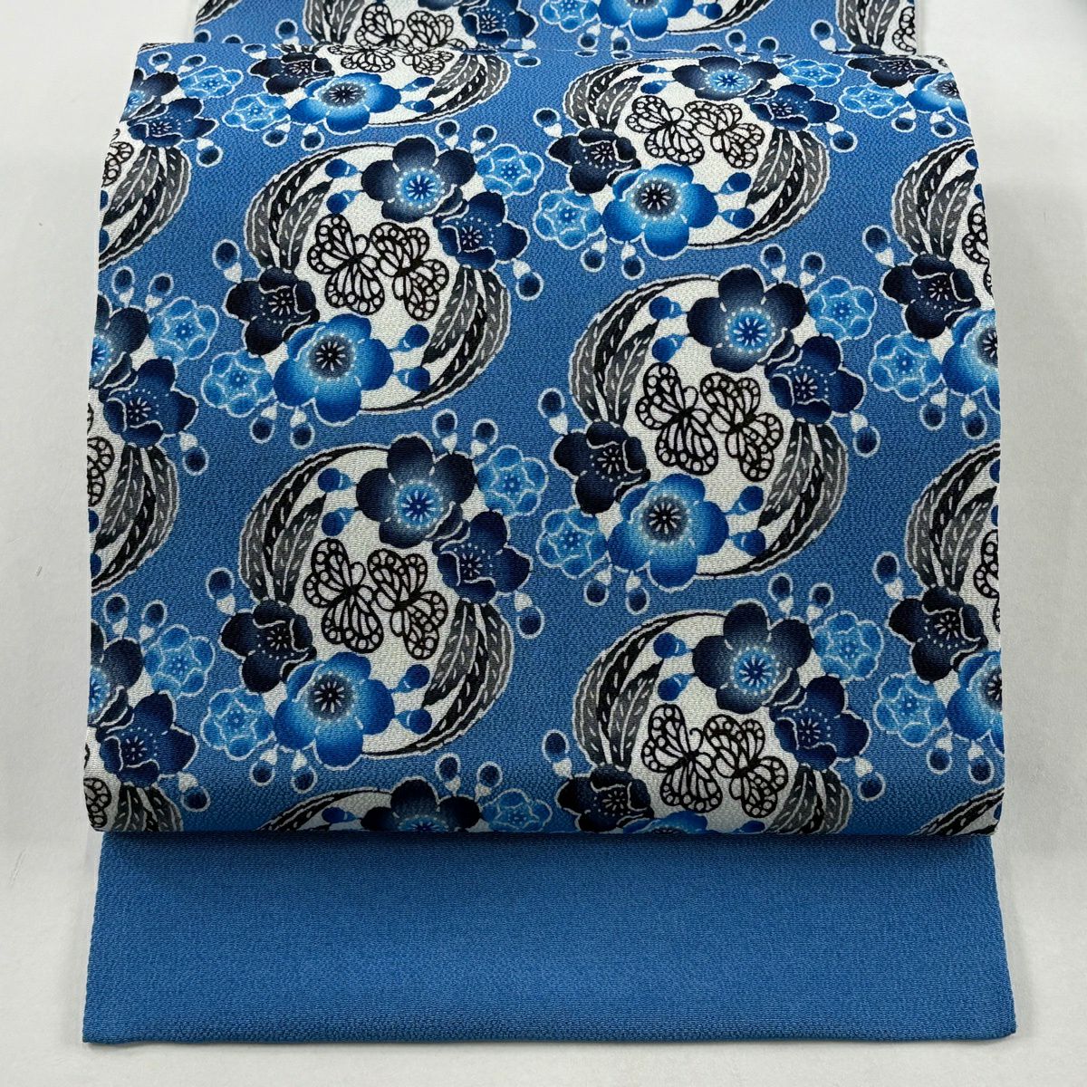 名古屋帶 逸品級 城間榮順 落款 伊と幸 梅花 蝶 琉球紅型 縮緬 水色 純蠶絲