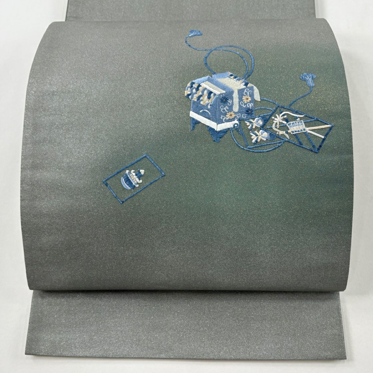 【美品】 袋帶 秀品級 落款あり 道具箱 菊花 刺繡 金金箔 灰綠 お太鼓柄 純蠶絲