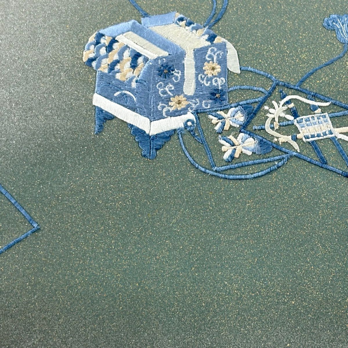 【美品】 袋帶 秀品級 落款あり 道具箱 菊花 刺繡 金金箔 灰綠 お太鼓柄 純蠶絲