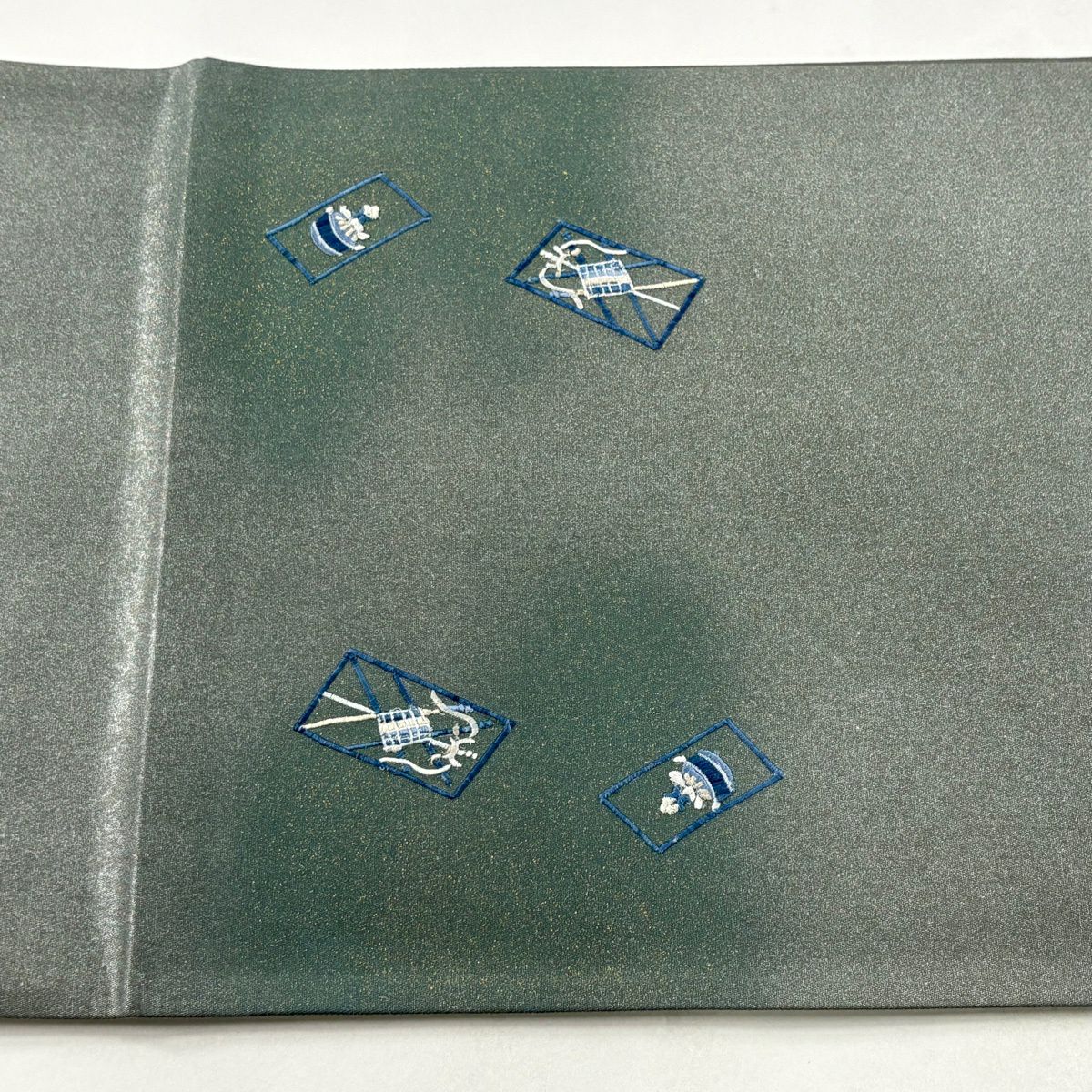 【美品】 袋帶 秀品級 落款あり 道具箱 菊花 刺繡 金金箔 灰綠 お太鼓柄 純蠶絲