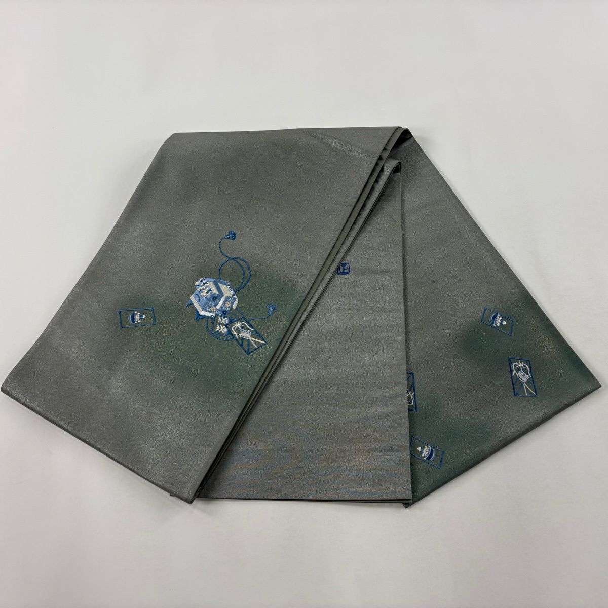 【美品】 袋帶 秀品級 落款あり 道具箱 菊花 刺繡 金金箔 灰綠 お太鼓柄 純蠶絲