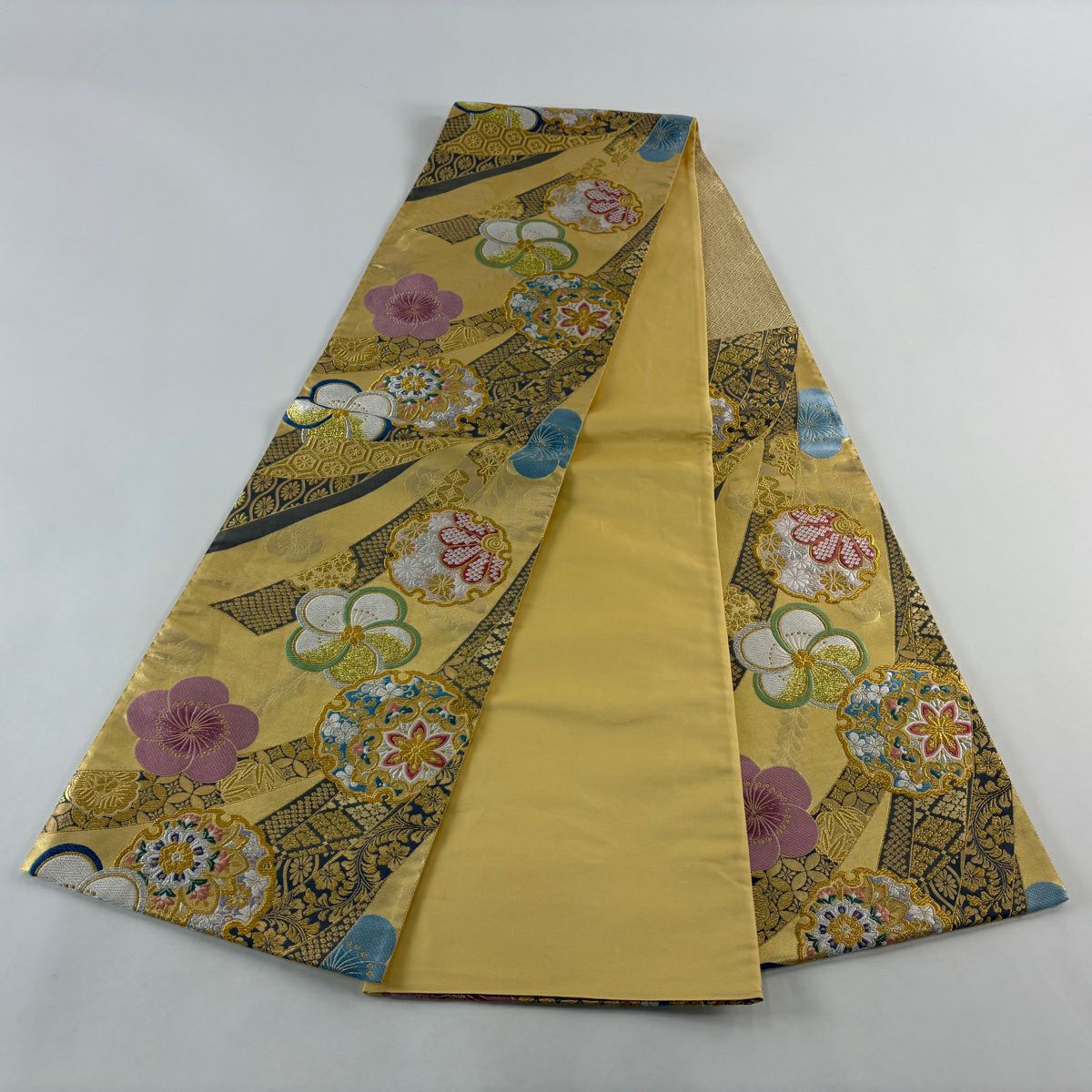 【美品】 袋帶 秀品級 振袖禮服禮服用 雪輪 旋梅花 金金箔 金銀線 金色 六通 純蠶絲
