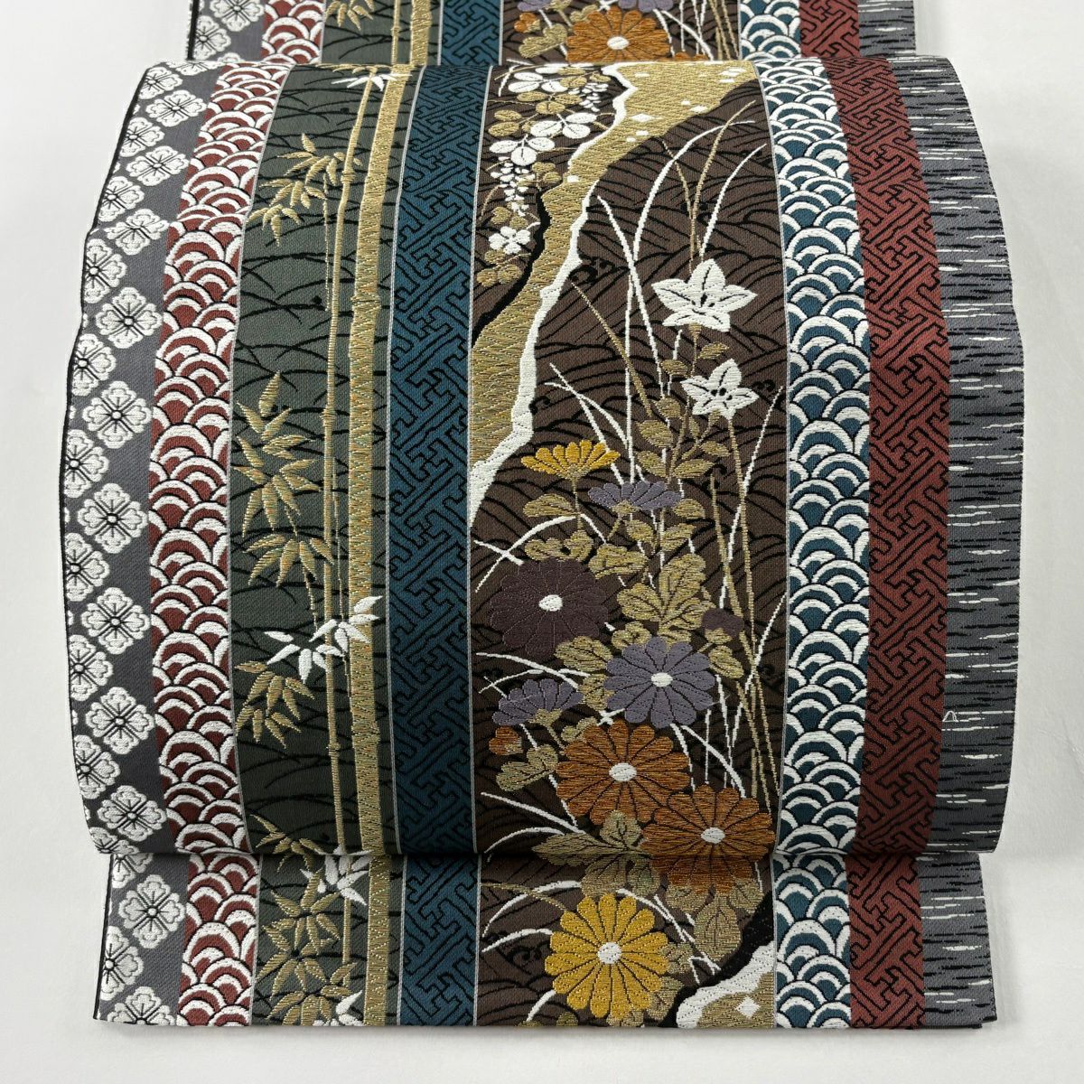 【美品】 袋帶 秀品級 秋草 有職紋樣 金絲 唐織 焦茶 六通 純蠶絲