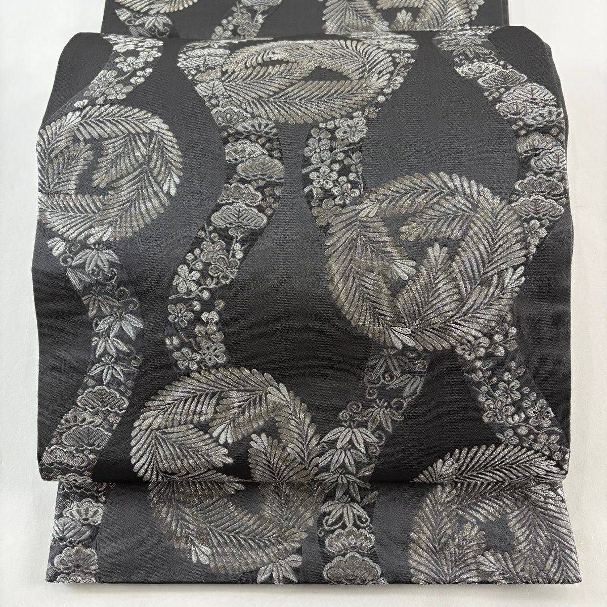 【美品】 袋帶 秀品級 松樹竹子梅花 唐草紋 銀線 灰色 六通 純蠶絲