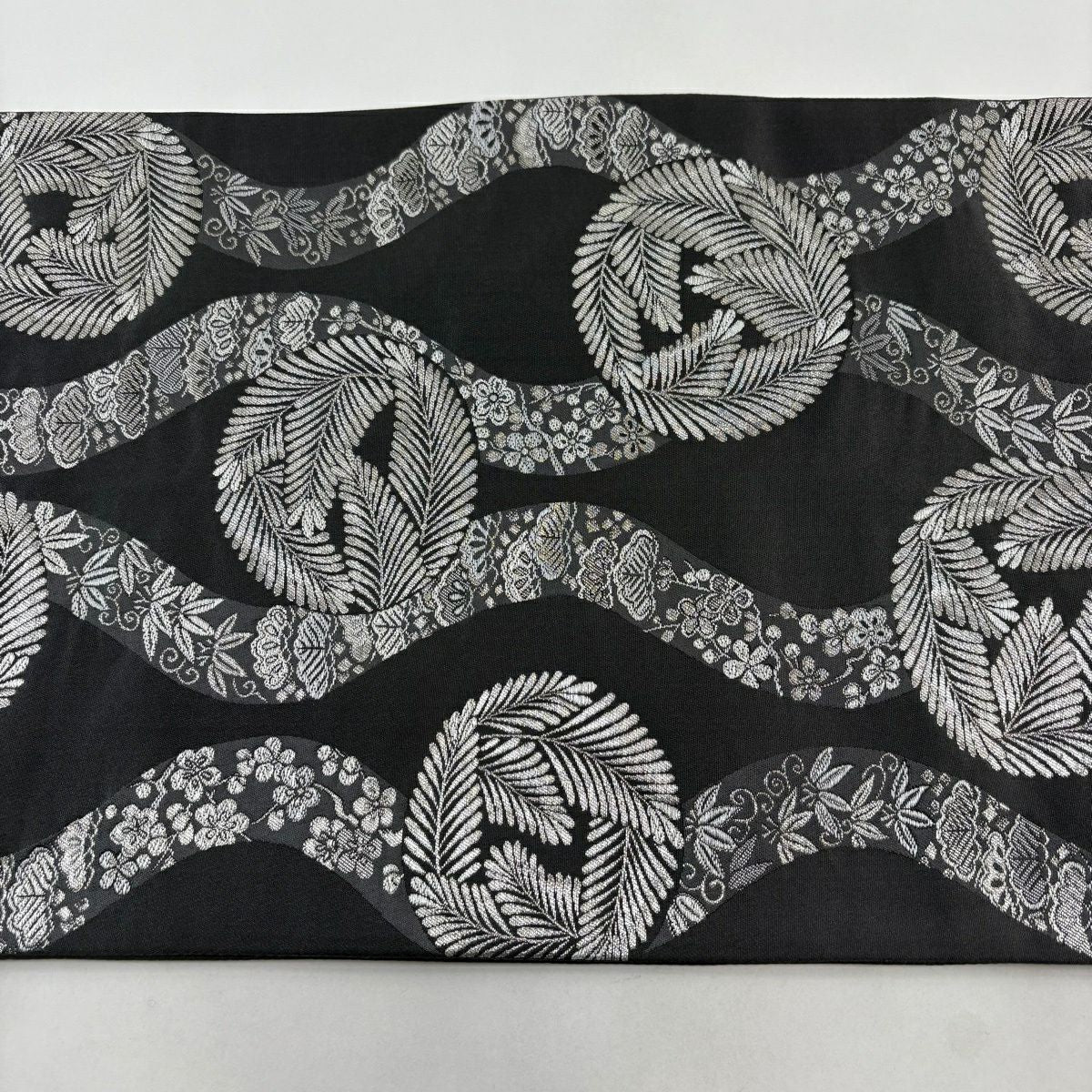 【美品】 袋帶 秀品級 松樹竹子梅花 唐草紋 銀線 灰色 六通 純蠶絲