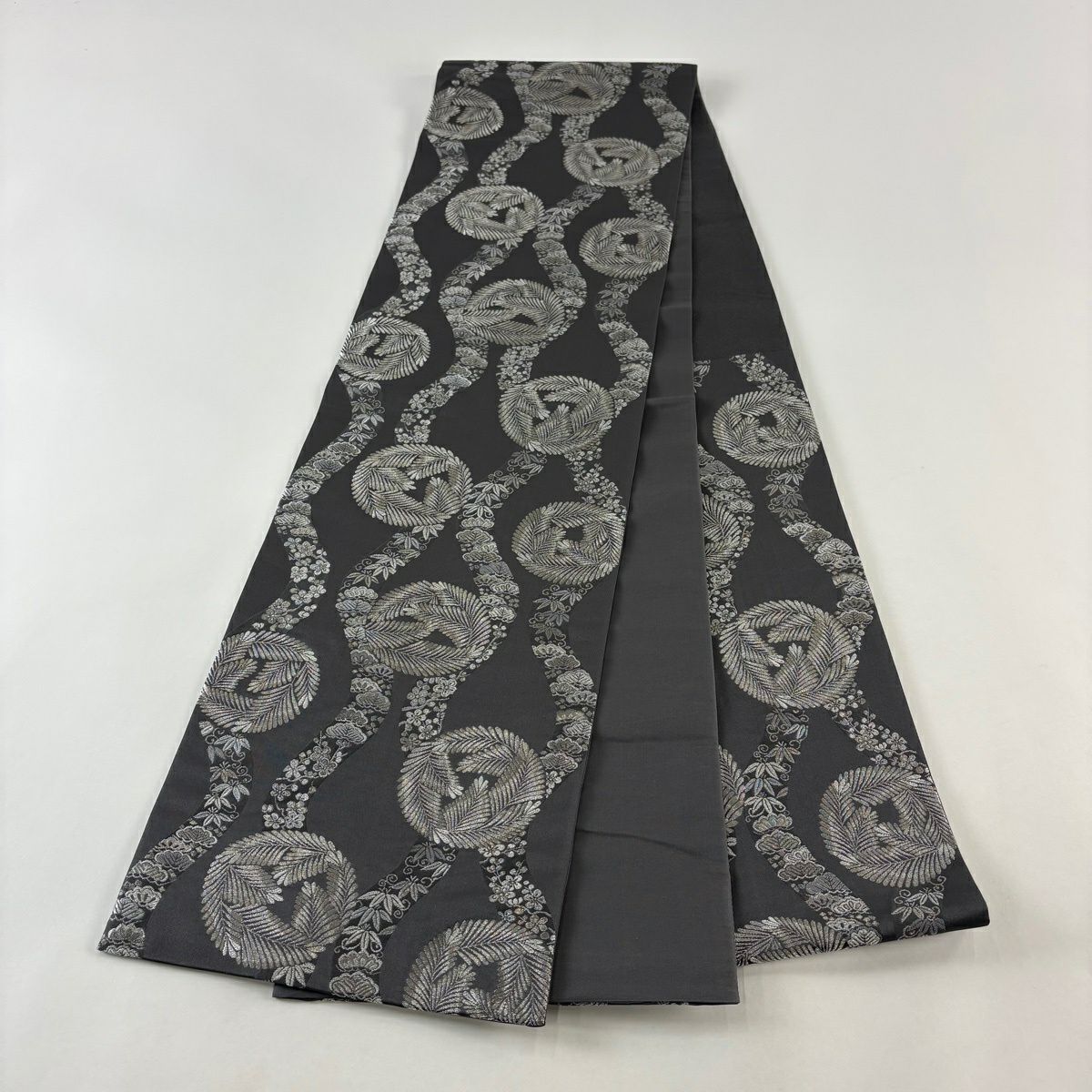【美品】 袋帶 秀品級 松樹竹子梅花 唐草紋 銀線 灰色 六通 純蠶絲