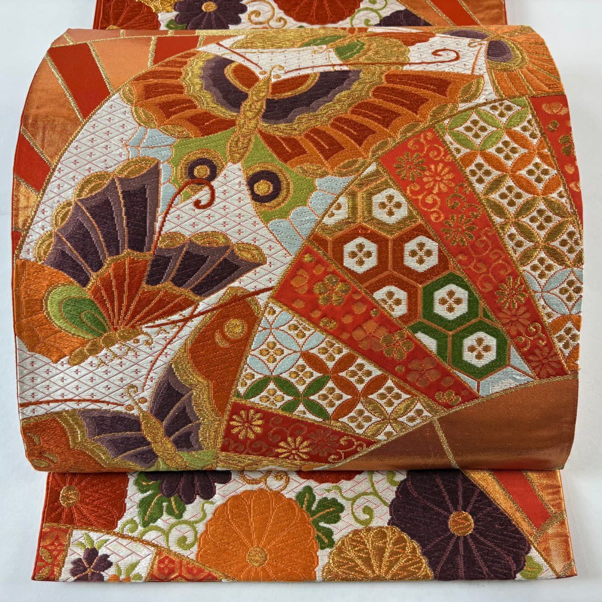 【美品】 袋帶 名品級 河合美術織物 落款あり 菊花唐草紋 蝶 金金箔 金絲 橙色 六通 純蠶絲