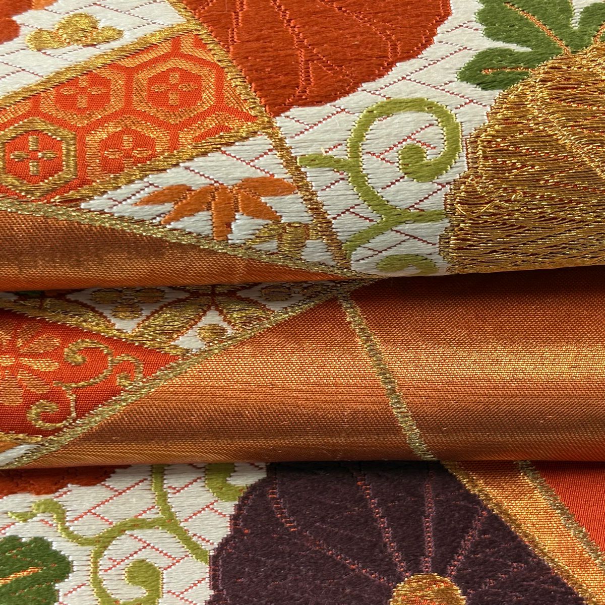 【美品】 袋帶 名品級 河合美術織物 落款あり 菊花唐草紋 蝶 金金箔 金絲 橙色 六通 純蠶絲