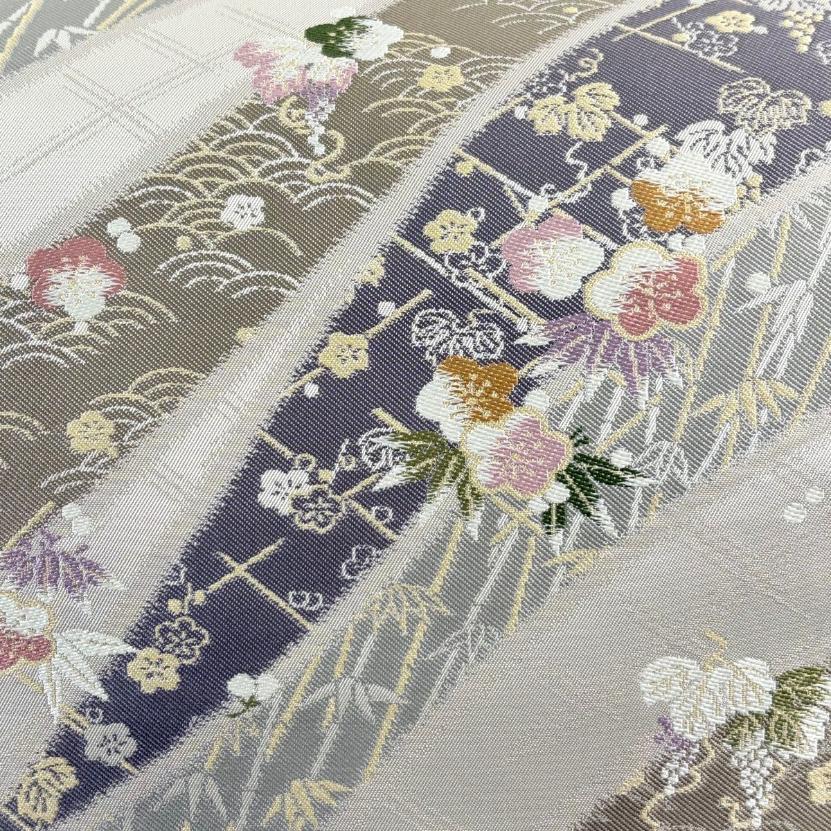 【美品】 袋帶 名品級 坂東三津五郎 落款あり 大和 梅花 笹 金絲 刺繡 灰茶 六通 純蠶絲