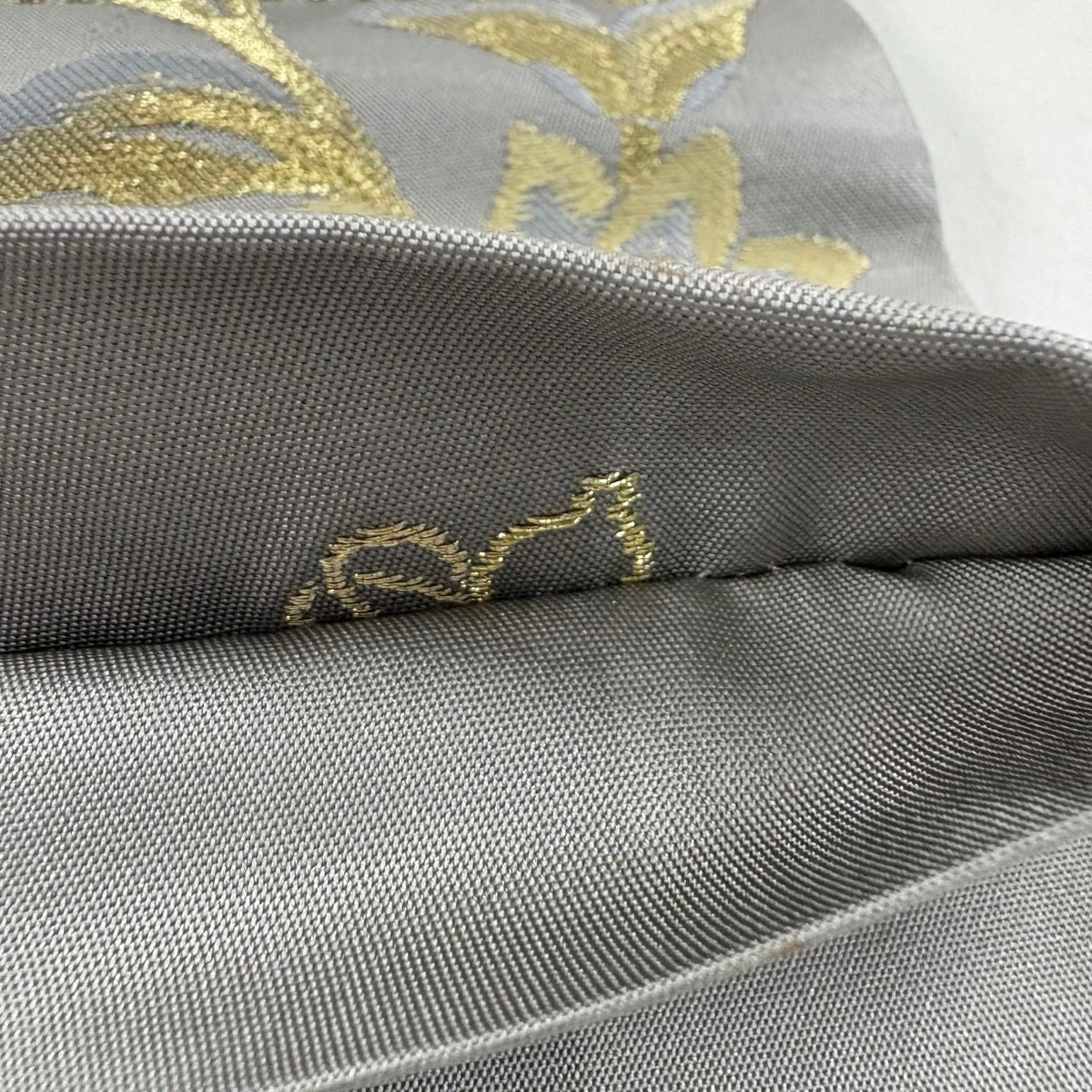 【美品】 袋帶 秀品級 關西仕立 草花紋 唐草紋 金絲 金金箔 灰色 六通 純蠶絲