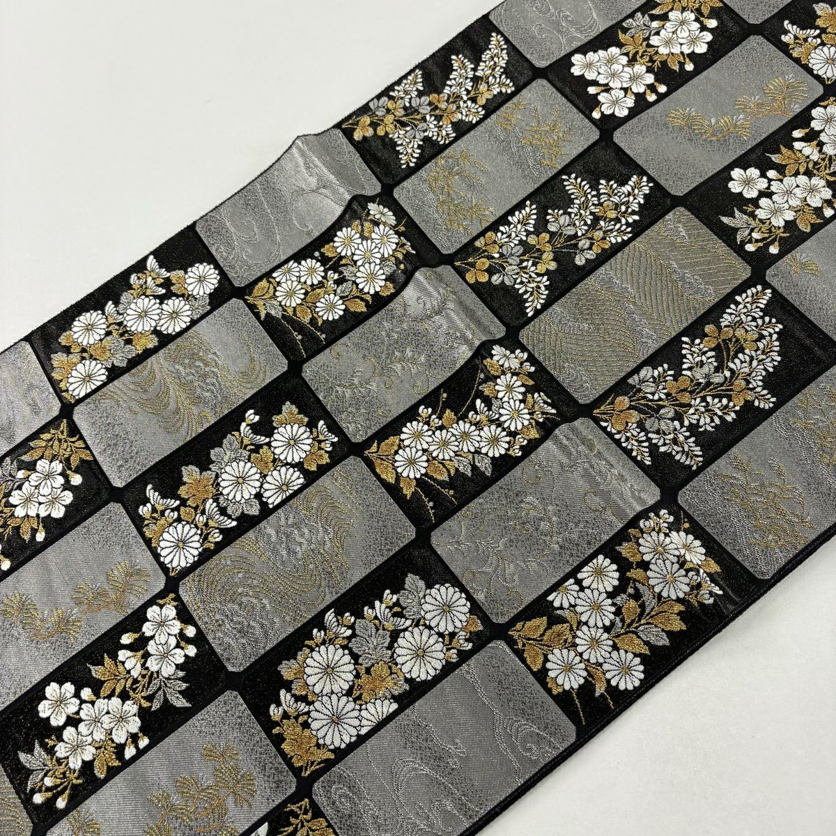 【美品】 袋帶 秀品級 薫風春秋 流水 金銀彩 白金金箔 黑 六通 純蠶絲