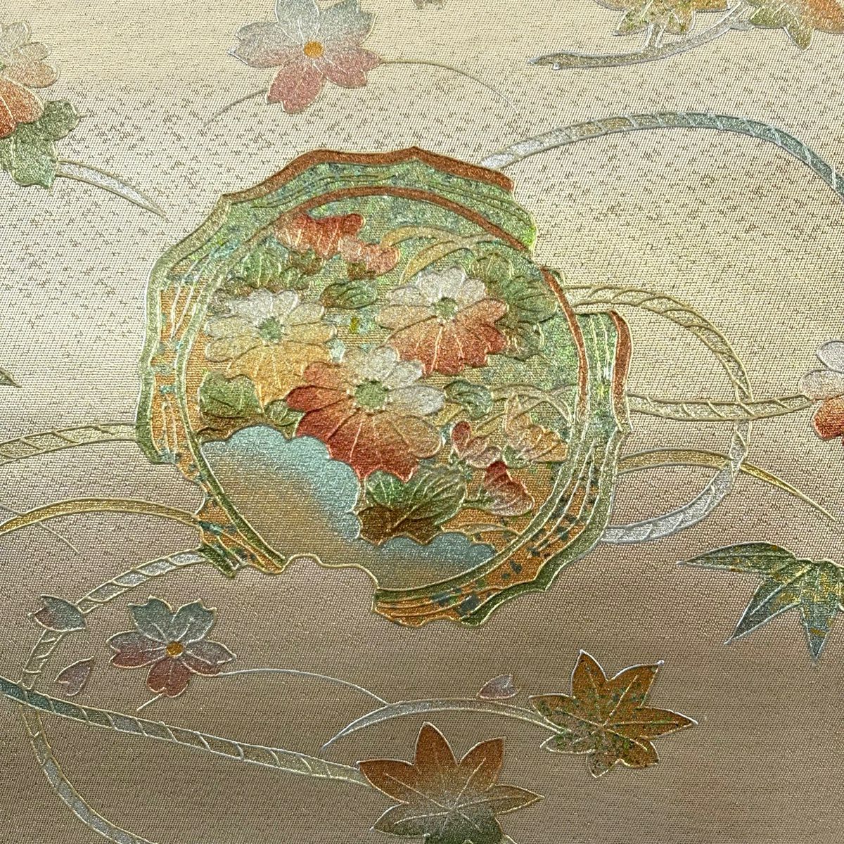 【美品】 袋帶 秀品級 鏡裏文 菊花 金銀彩 金金箔 米色 お太鼓柄 純蠶絲