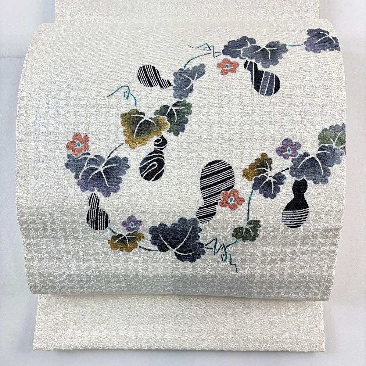 【美品】 袋帶 秀品級 落款あり 瓢箪 草花紋 白 お太鼓柄 純蠶絲