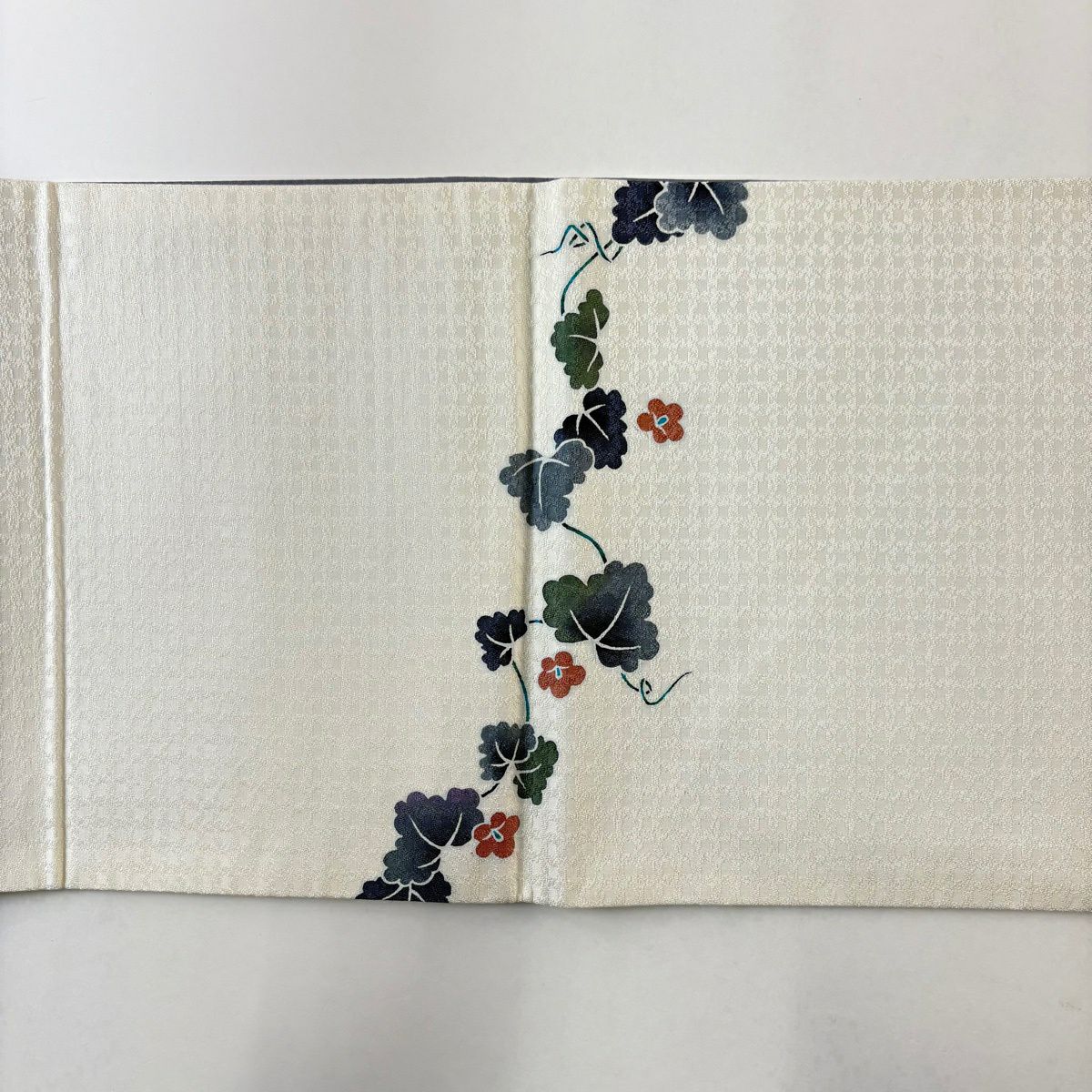 【美品】 袋帶 秀品級 落款あり 瓢箪 草花紋 白 お太鼓柄 純蠶絲